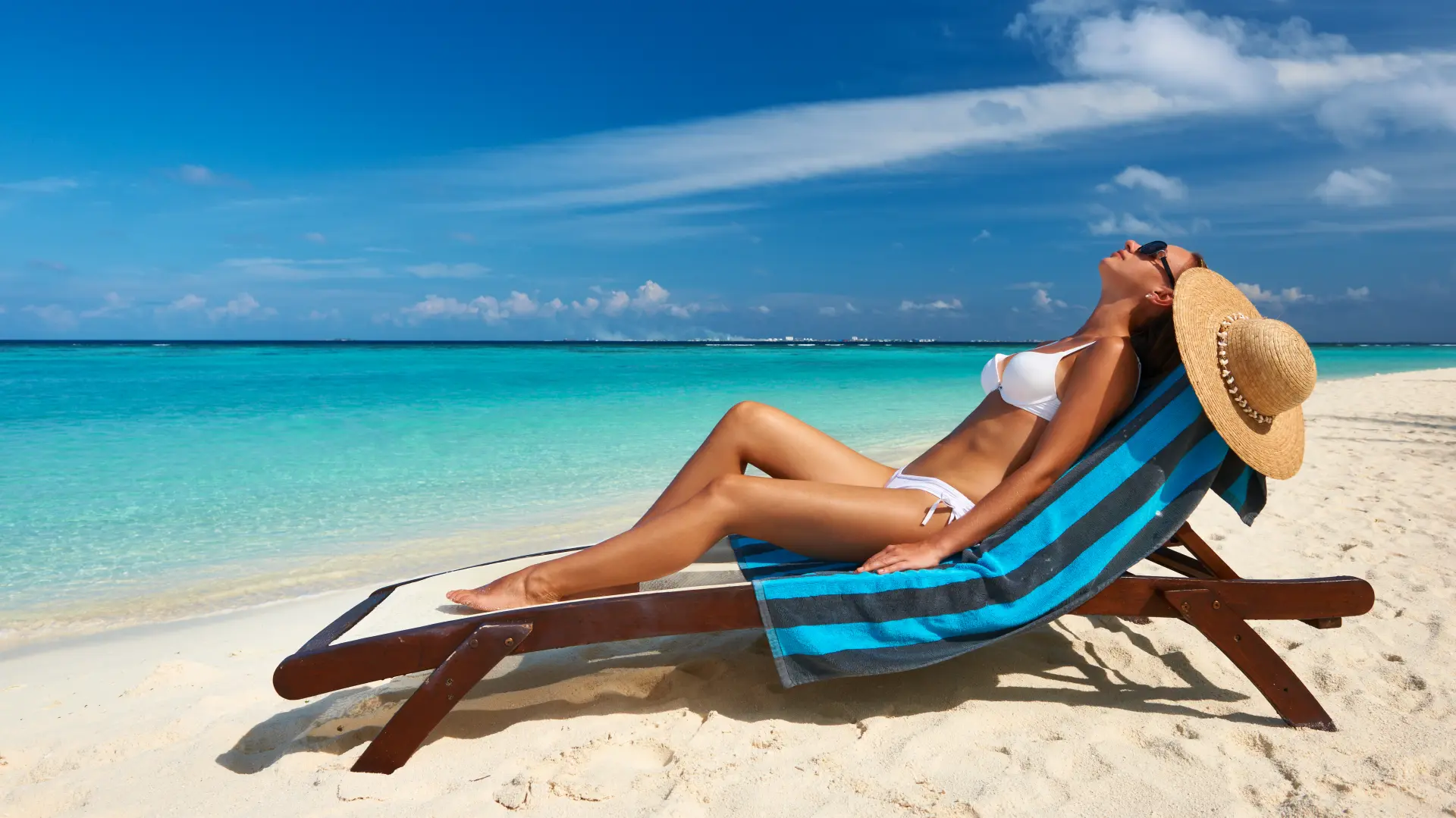 shutterstock_135377525 sunčanje odmor plaža ležaljka letovanje žena devojka sreća uživanje-6a314943474b5.webp