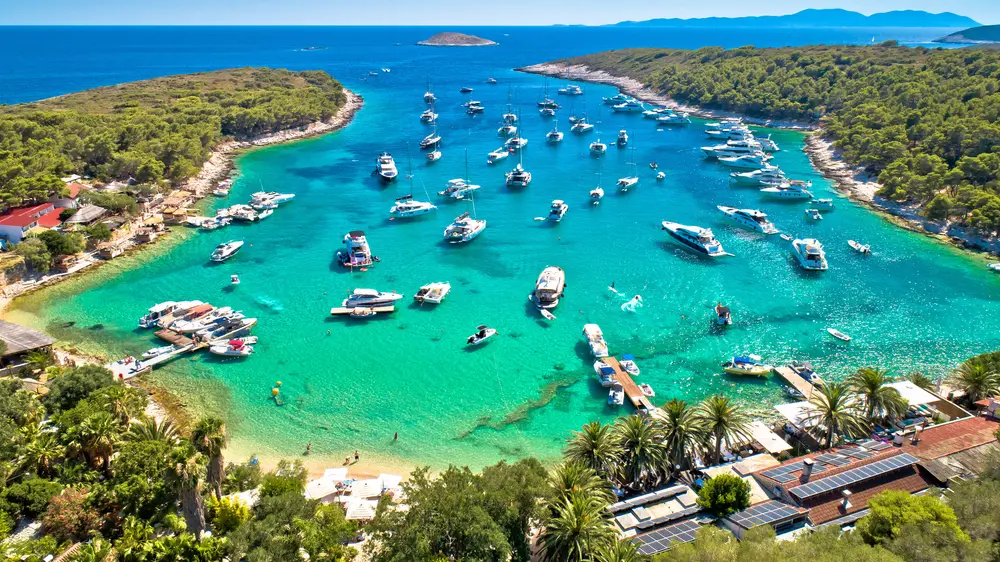 shutterstock_1781408930 Palmižana plaža, Hvar, Hrvatska, putovanja-6a3bd70256298.webp