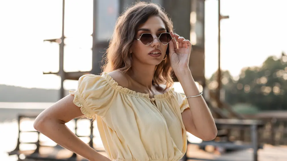 shutterstock_1798635643 moda, moda i stil, leto, naočare, frizura, kosa, naičare za suncejpg-6a40f7c22ebf8.webp