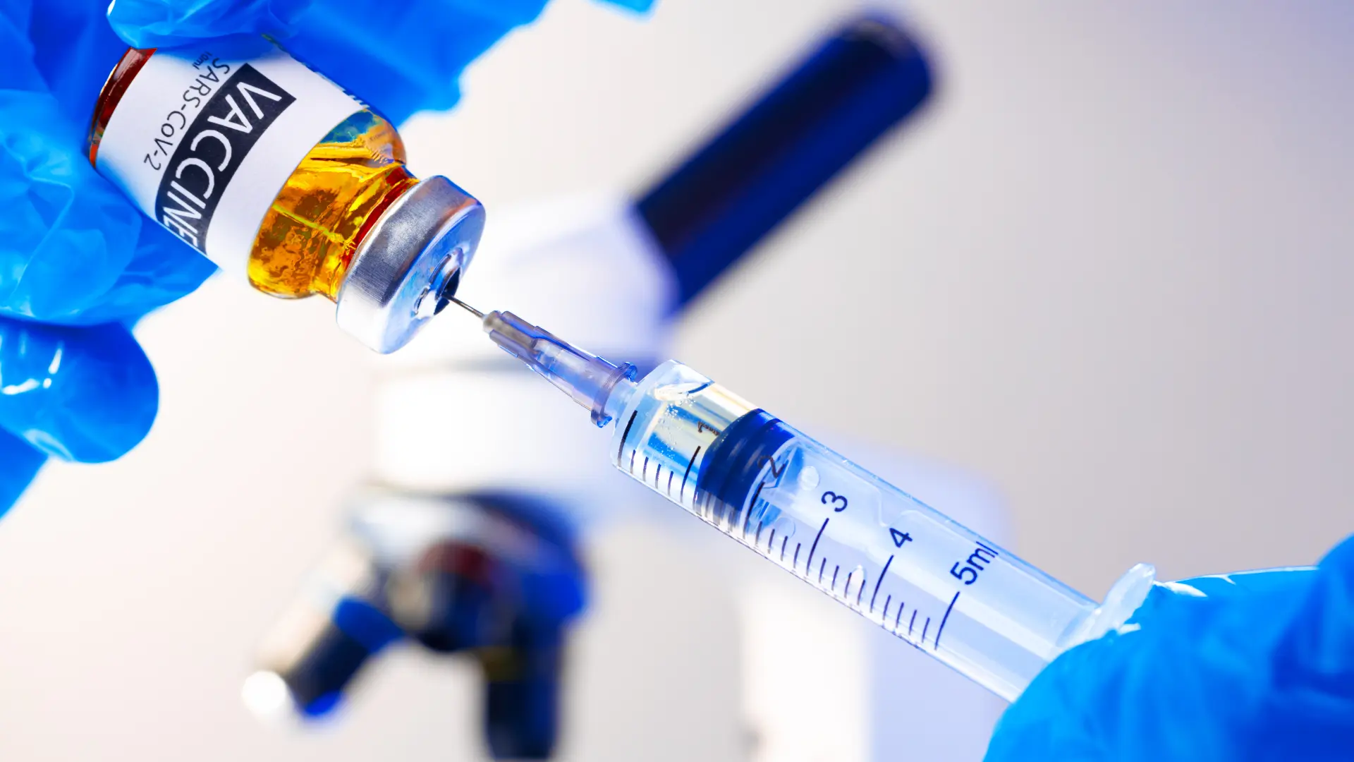 shutterstock_1860091462 vakcina igla vaccine vakcinacija-6a228f789e94d.webp