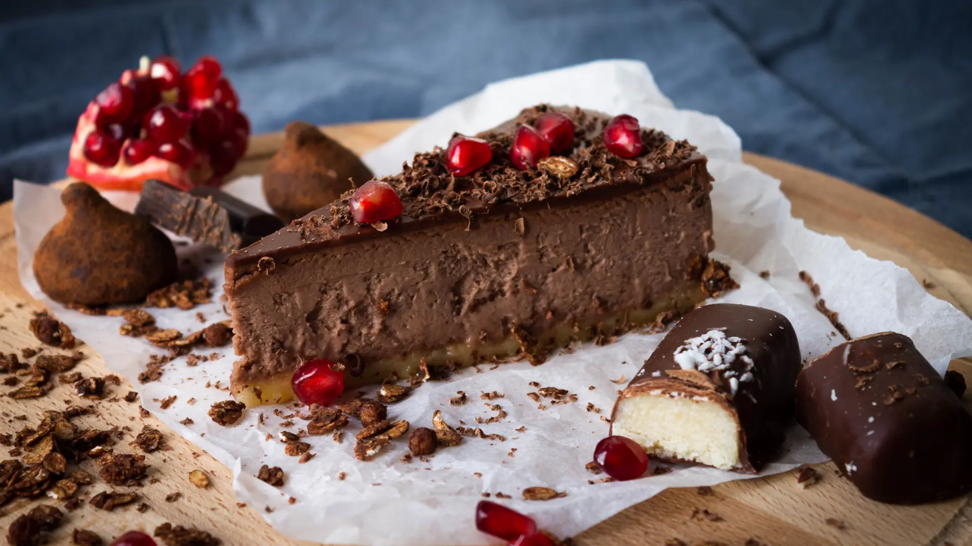 shutterstock_1918807469 čokoladna torta čokoladni kolač čizkejk-6a2ad9d3e415d.webp