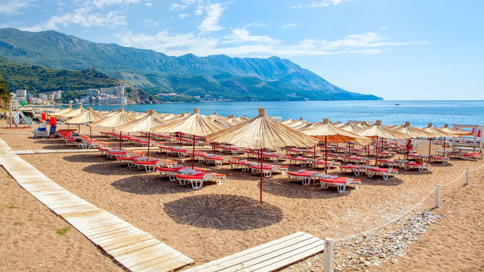 shutterstock_1954239055 bečići crna gora plaža montenegro-6a3e351273c59.webp