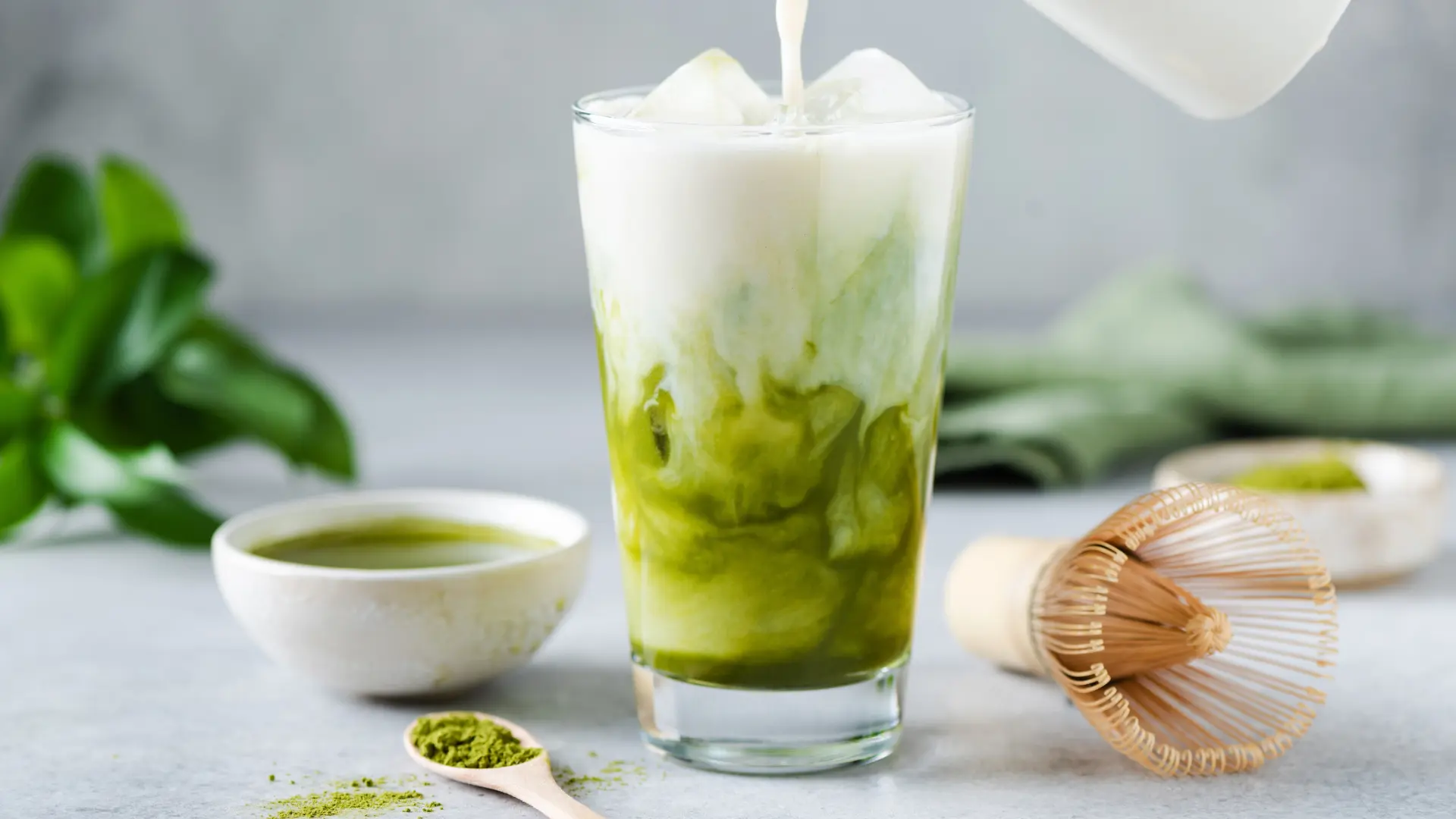 shutterstock_2083310104 matcha mača late-6a2666389b7a1.webp