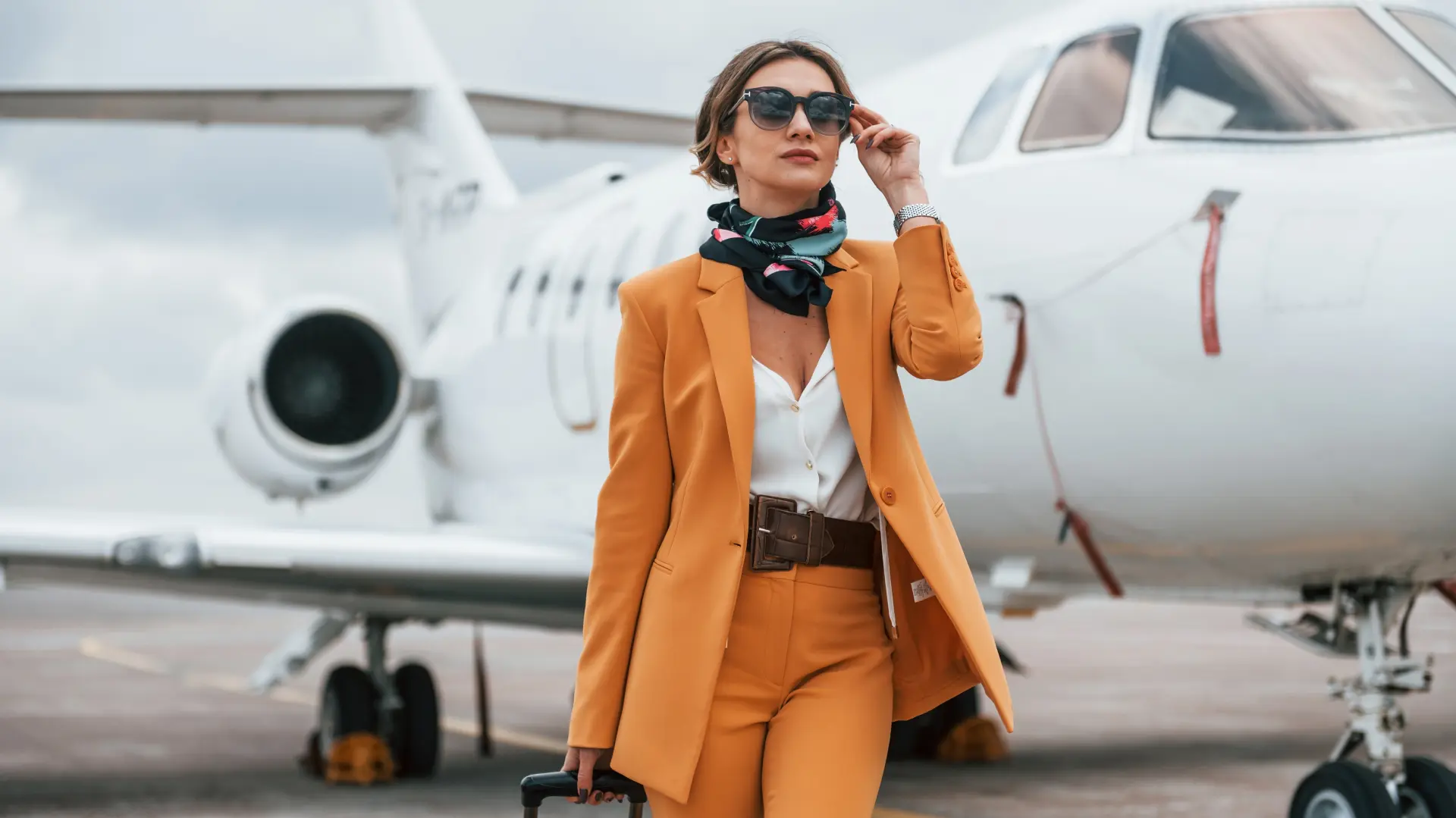 shutterstock_2167435985 bogatstvo novac avion biznis woman žena devojka jaka žena moć pare-6a426f0a4ac31.webp