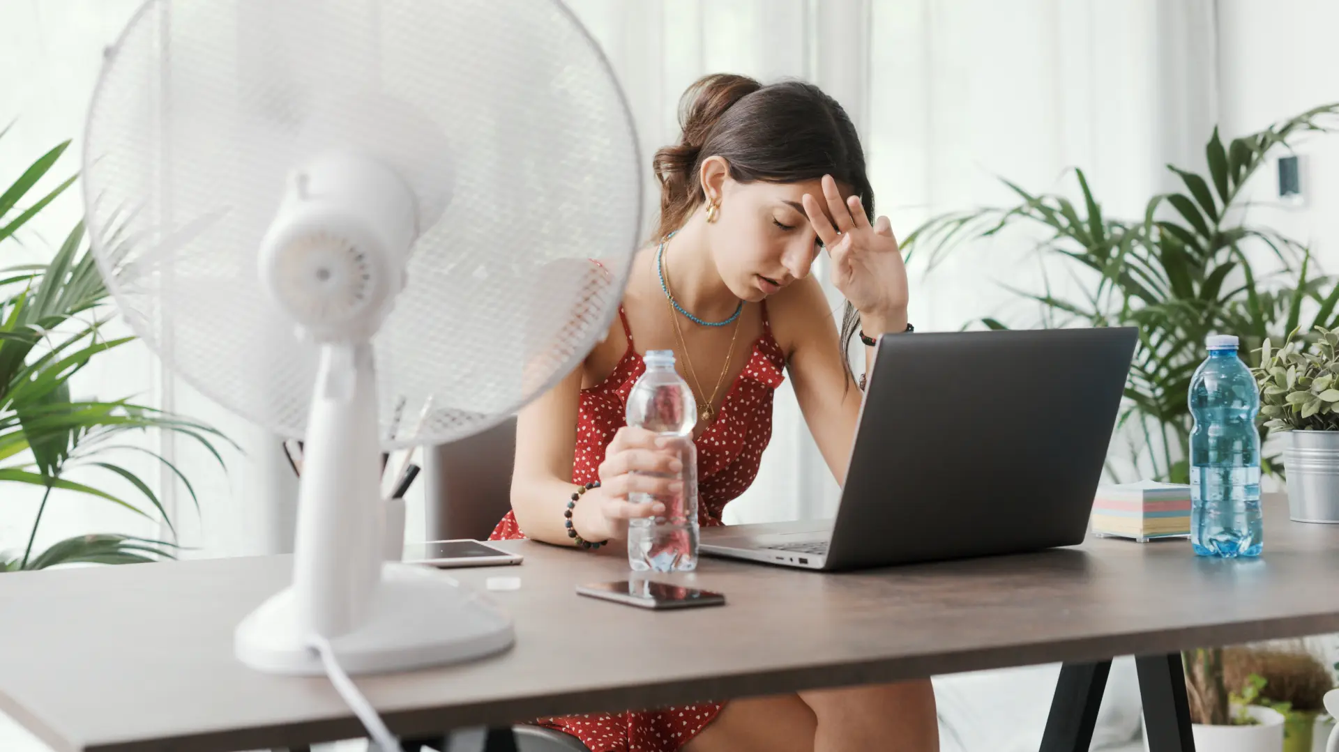 shutterstock_2172729767 vrućina leto umor stres tromost  posao posao od kuće-6a42a123d992d.webp