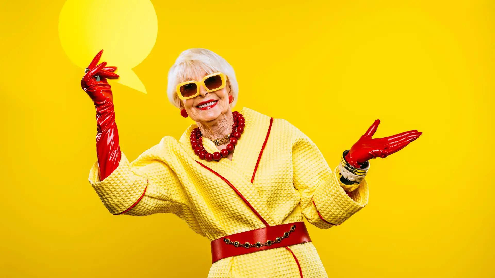 shutterstock_2195109259 sela baba u balon baba balon žuto žuta baba baka sređena baba penzija-6a2153b211b36.webp