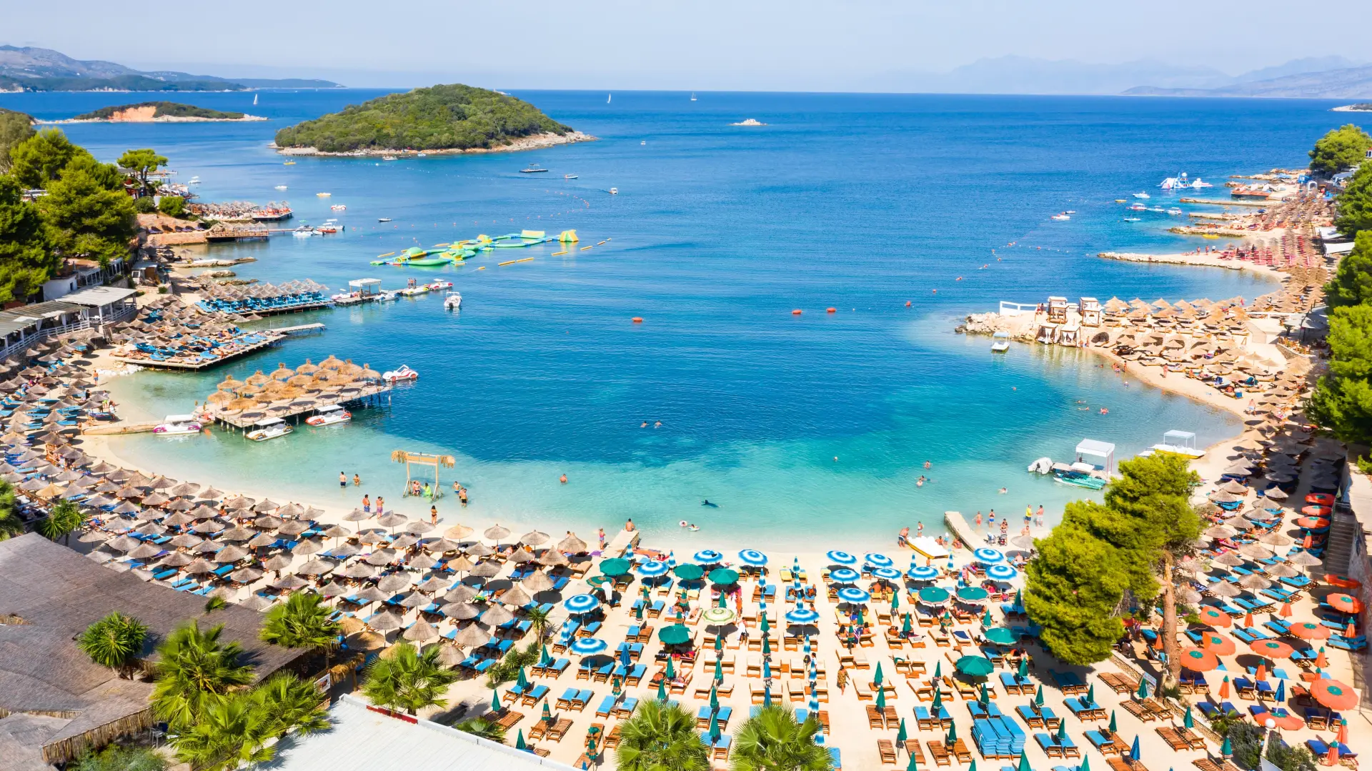shutterstock_2263357941 ksamil albania albanija more plaža-6a22c9bea9d81.webp