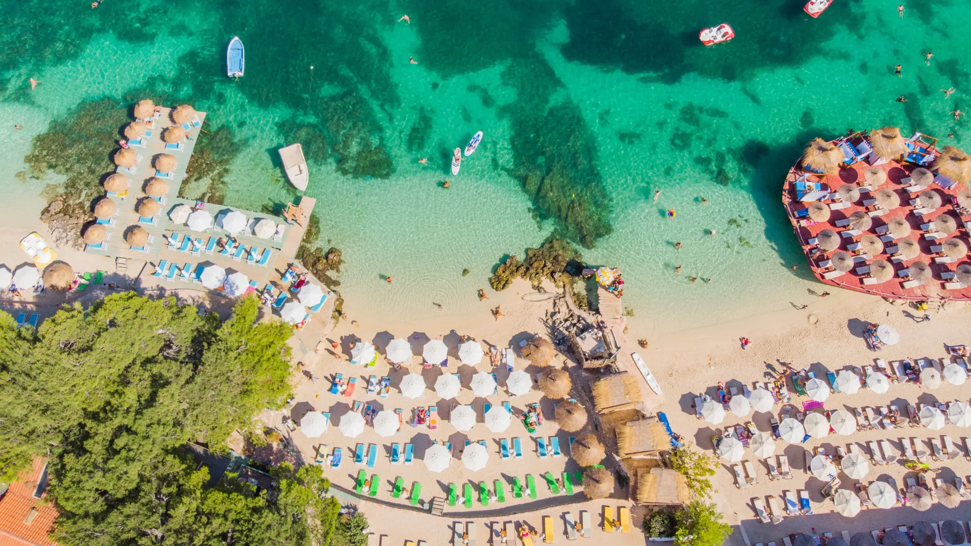 shutterstock_2385269325 ksamil albanija more letovanje-6a2bf1f8e0d26.webp