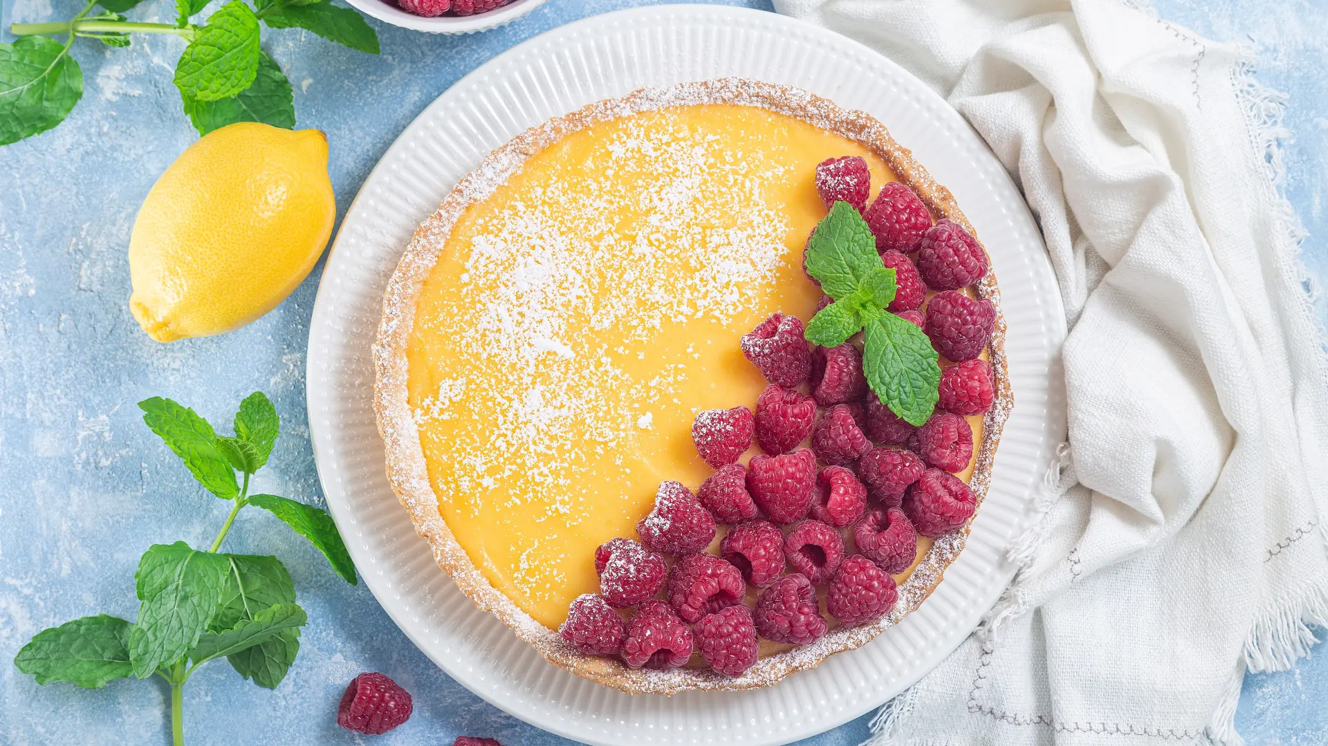 shutterstock_2402520811 torta sa malinama i limunom-6a367c1227cdd.webp