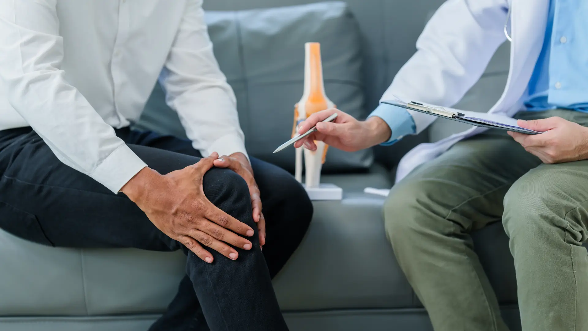 shutterstock_2413689035 artritis pedijatar koleno zglobovi kosti bol prelom hodanje noga noge-6a3a8dfa798c8.webp