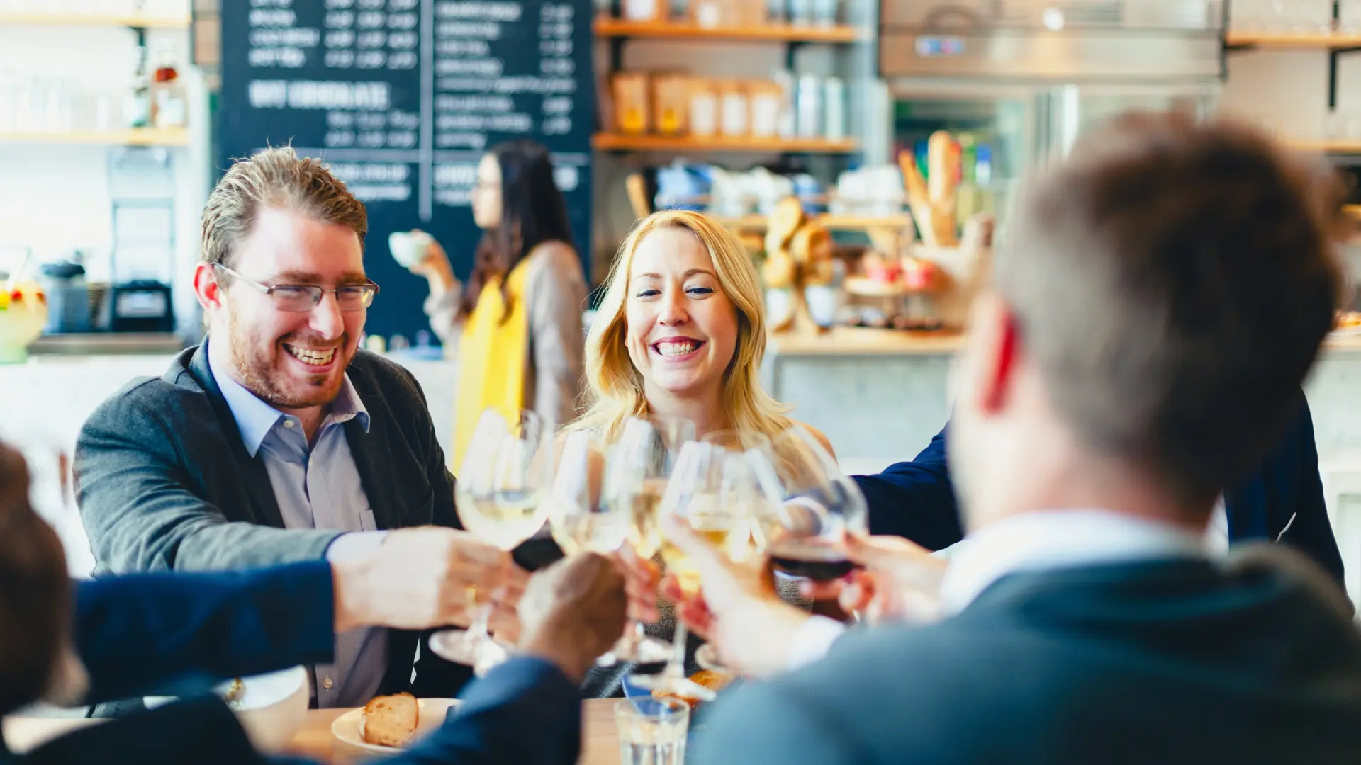 shutterstock_2540747211 živeli prijatelji rođendan restoran-6a1e933b372ad.webp