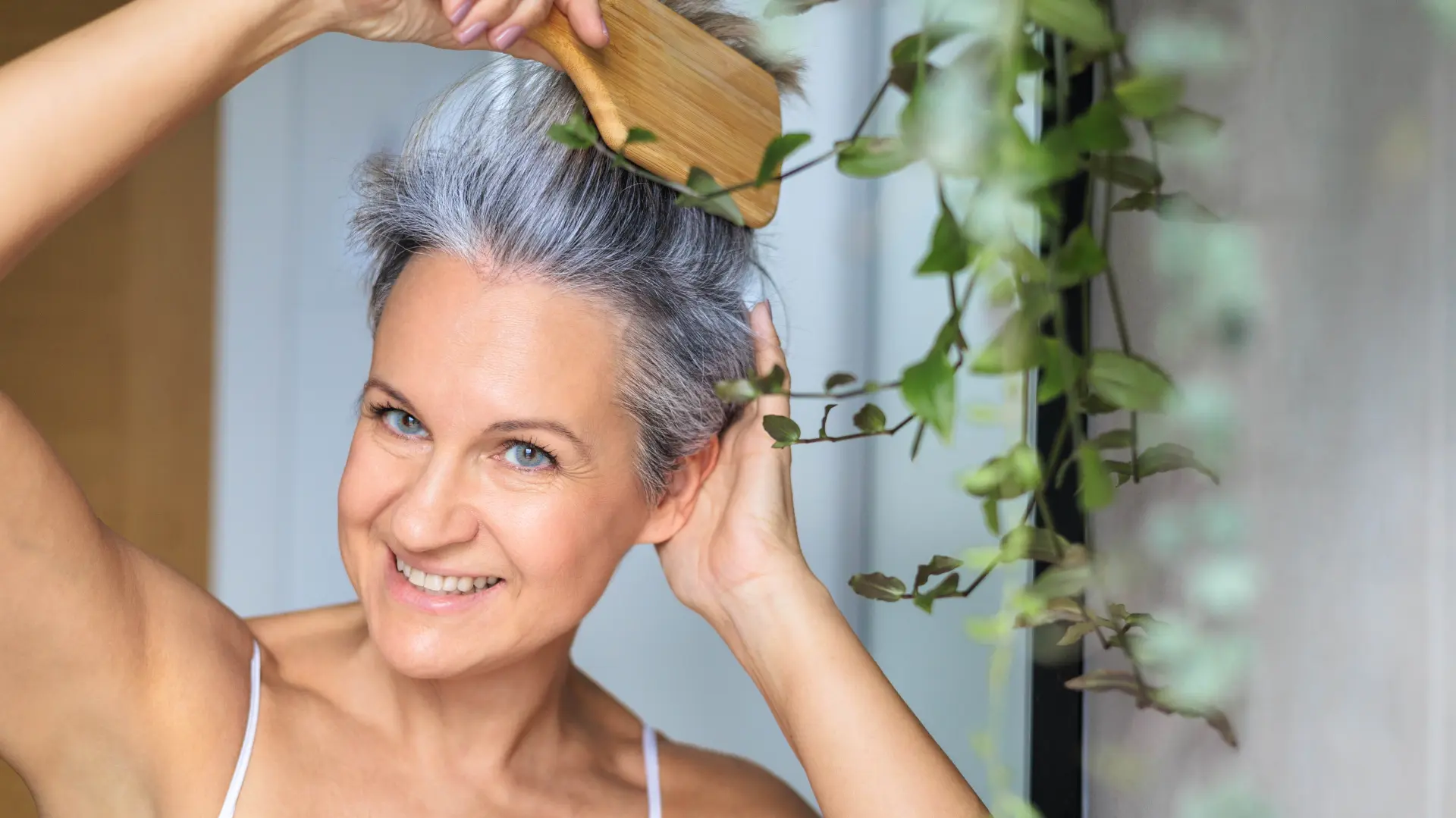 shutterstock_2543549557 seda kosa žena menopauza sede dlake frizura-6a42b621a0514.webp