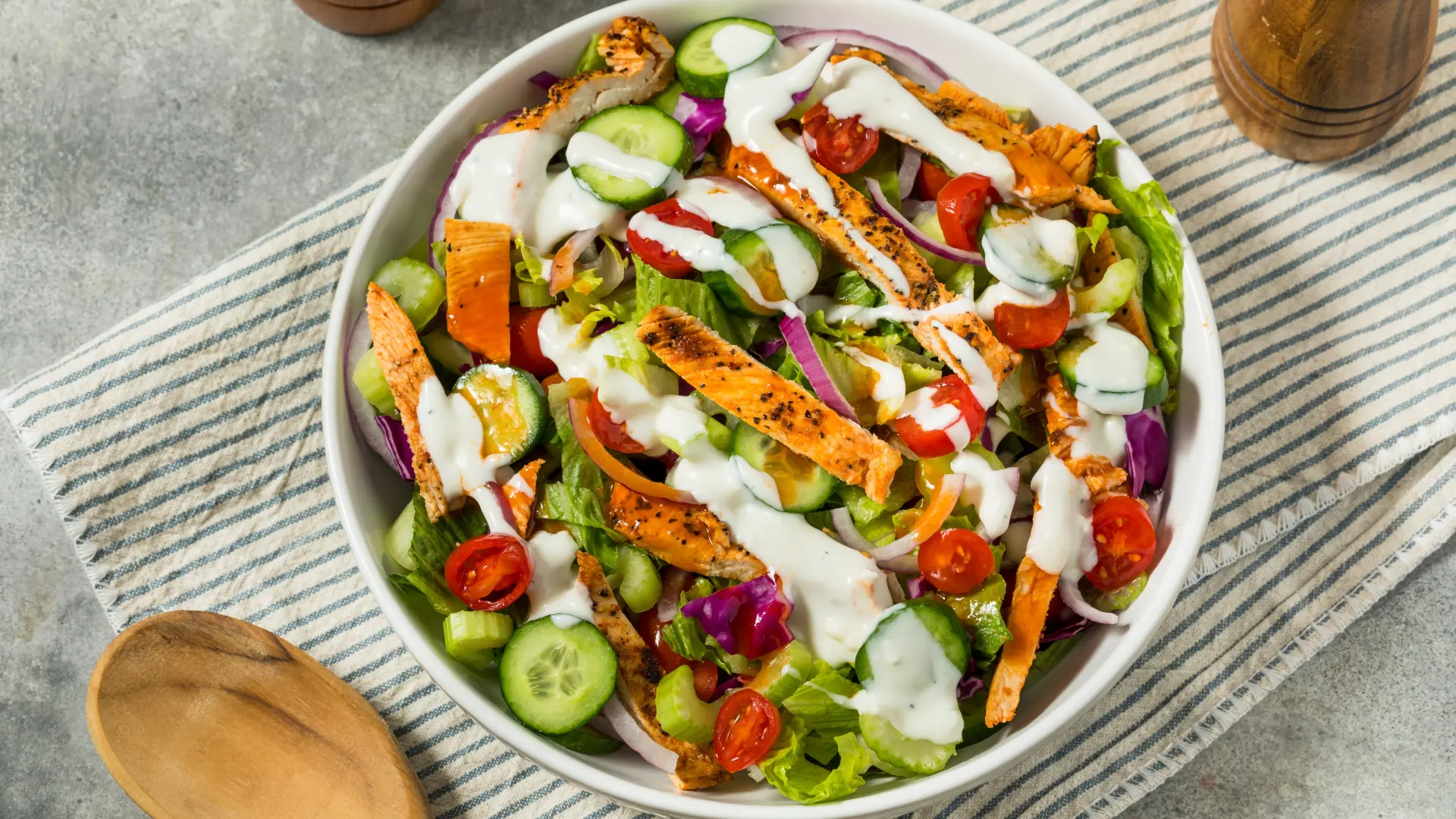 shutterstock_2568175705 pileća salata sa piletinom i krastavcem krastavac-6a3a7994758ae.webp