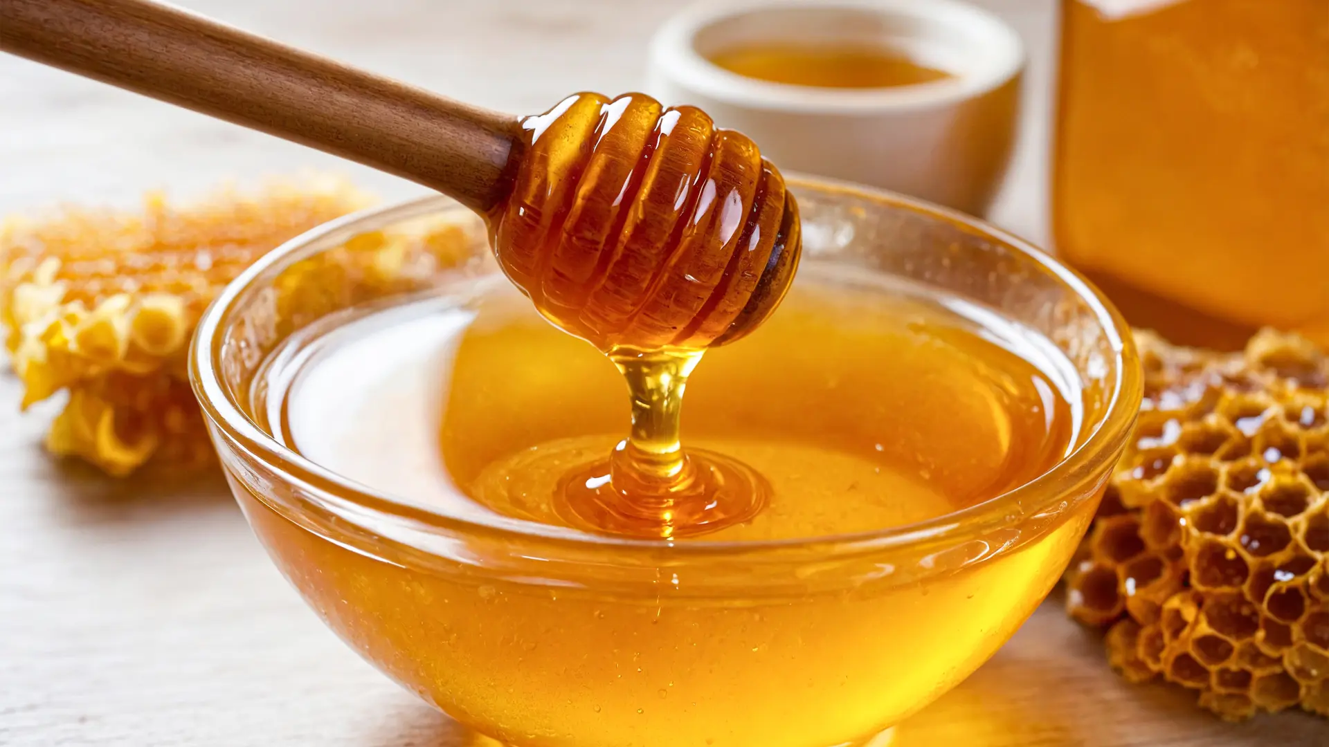 shutterstock_2571360277 honey med-6a2166bc1217e.webp