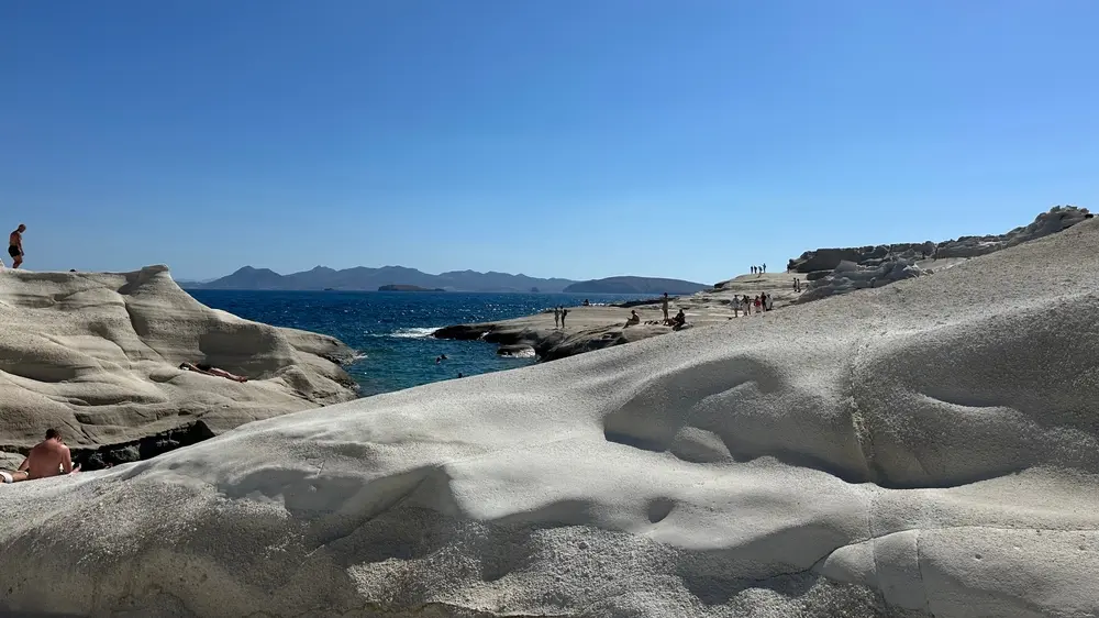 shutterstock_2639998883 plaža Sirakiniko, ostrvo Milos, putovanja, Grčka, plaža-6a1d7a927b151.webp
