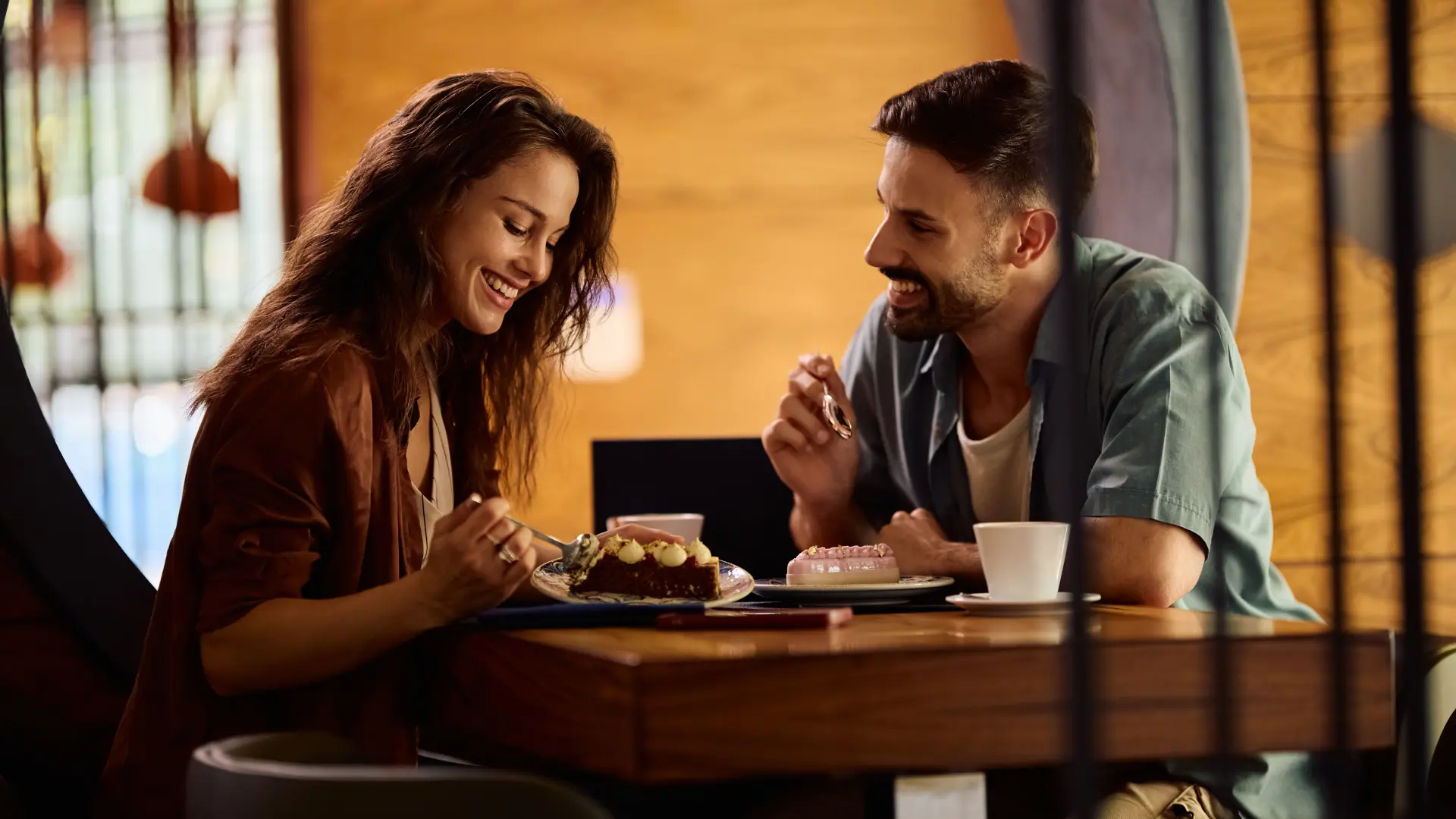 shutterstock_2676763945 ljubav sastanak prvi dejt  večera zaljubljeni osmeh-6a299b09380d0.webp