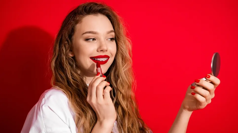 shutterstock_2722793943 šminkanje, crveni karmin, mejkap, make up, devojka, horoskopp, osmeh-6a3be197544bd.webp