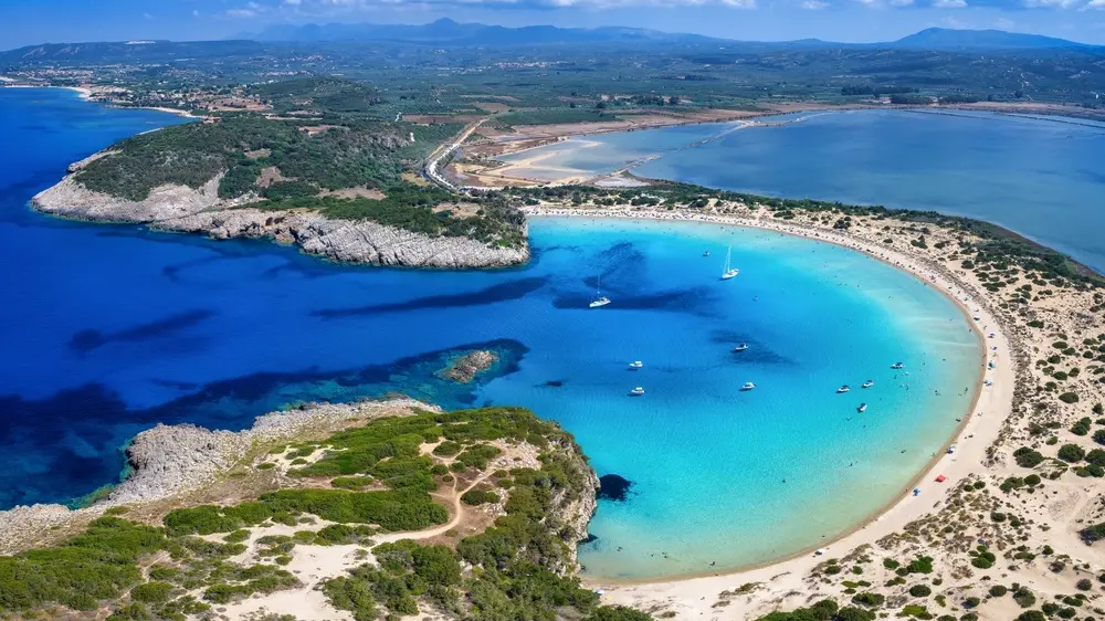 shutterstock_2758468765 Penelopez, Grčka, putovanja, plaža, more, letovanje-6a2bb613e4d0a.webp
