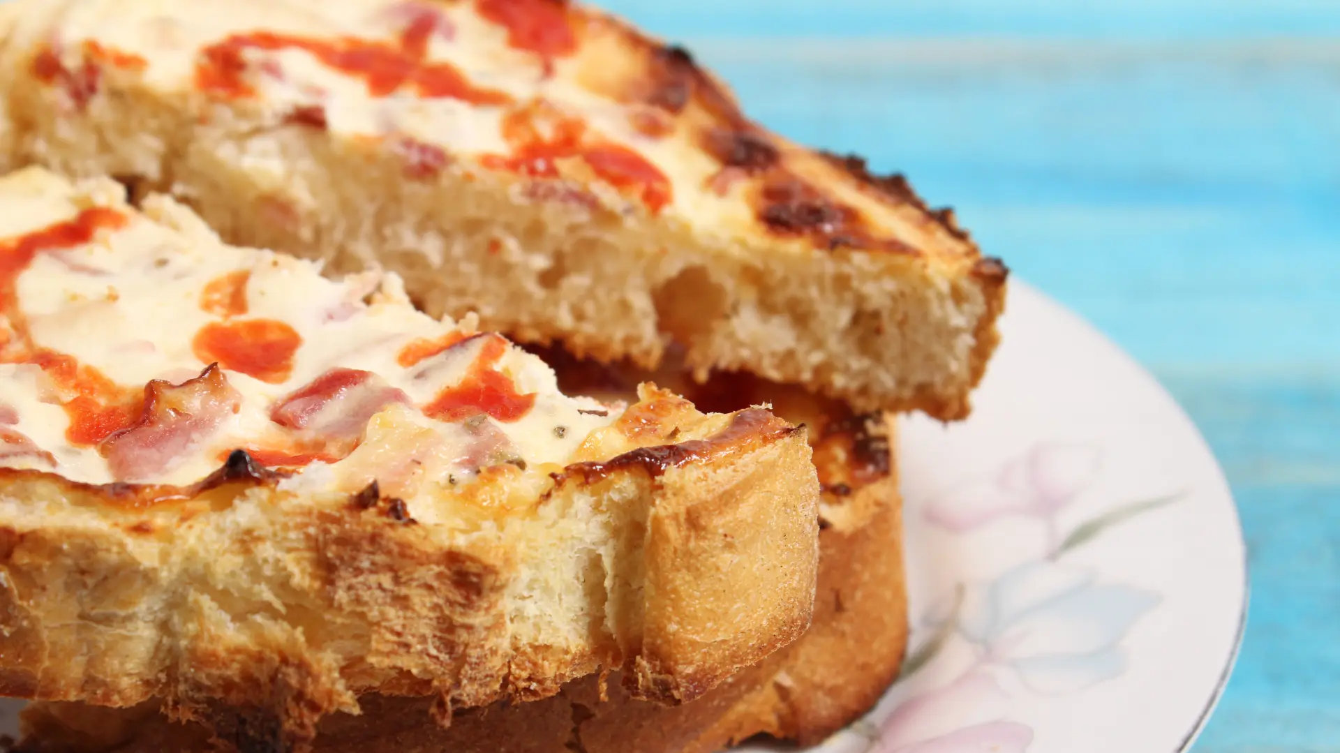 shutterstock_355058105 pizza pica od bajatog hleba-6a43b04a8232f.webp
