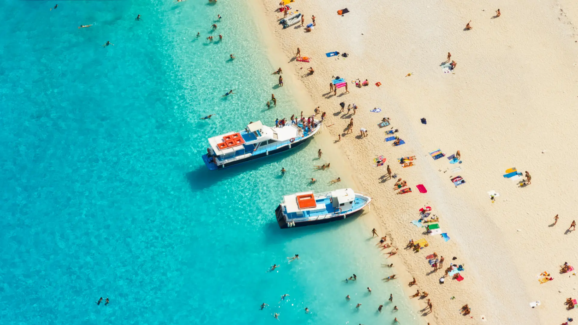 shutterstock_391028761 grčka more plaža peščana plaža ljudi kupanje-6a3504d082dee.webp
