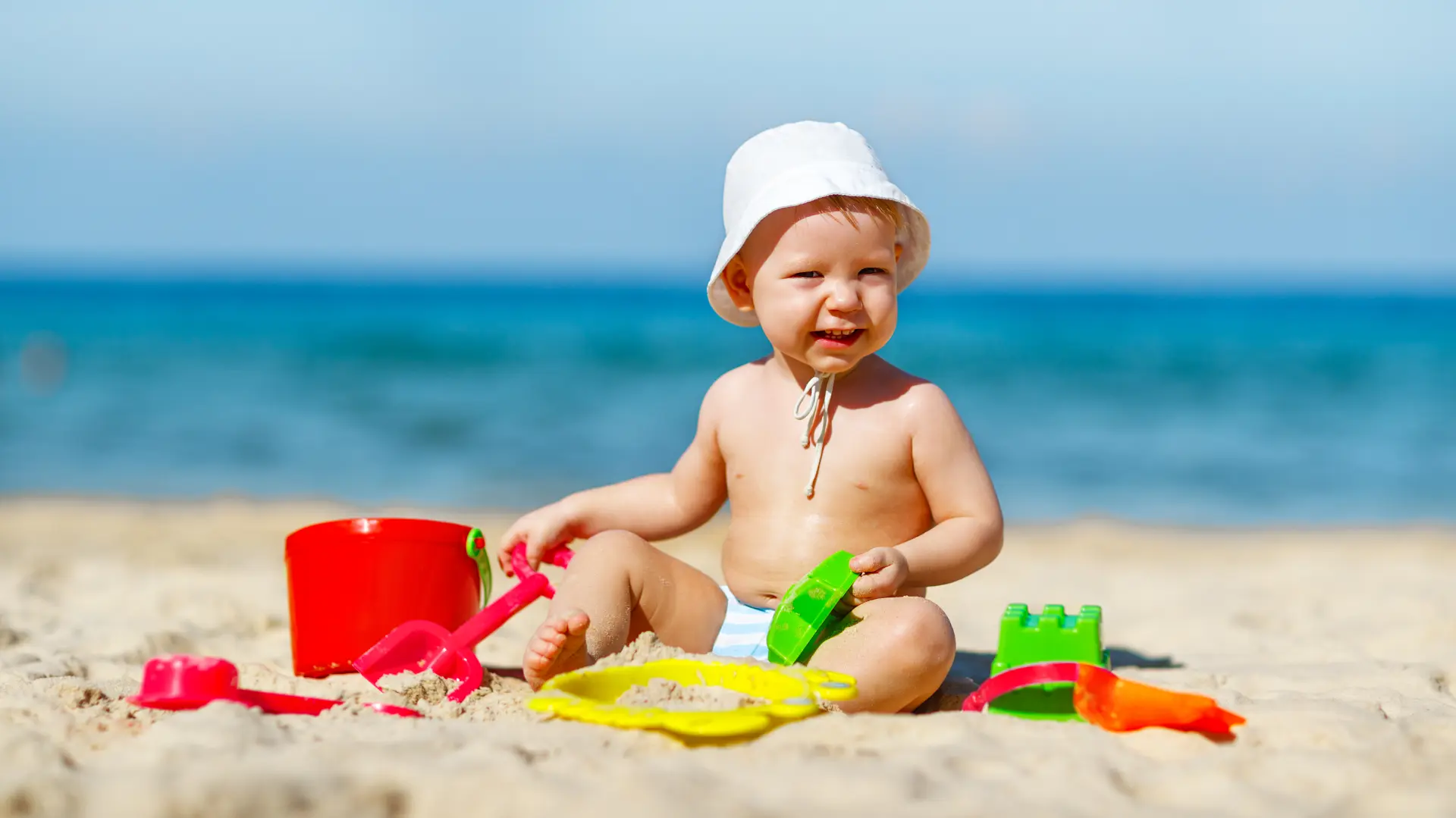 shutterstock_595447514 prvo letovanje beba na plaži plaža dečak pesak more-6a4279d5cba64.webp