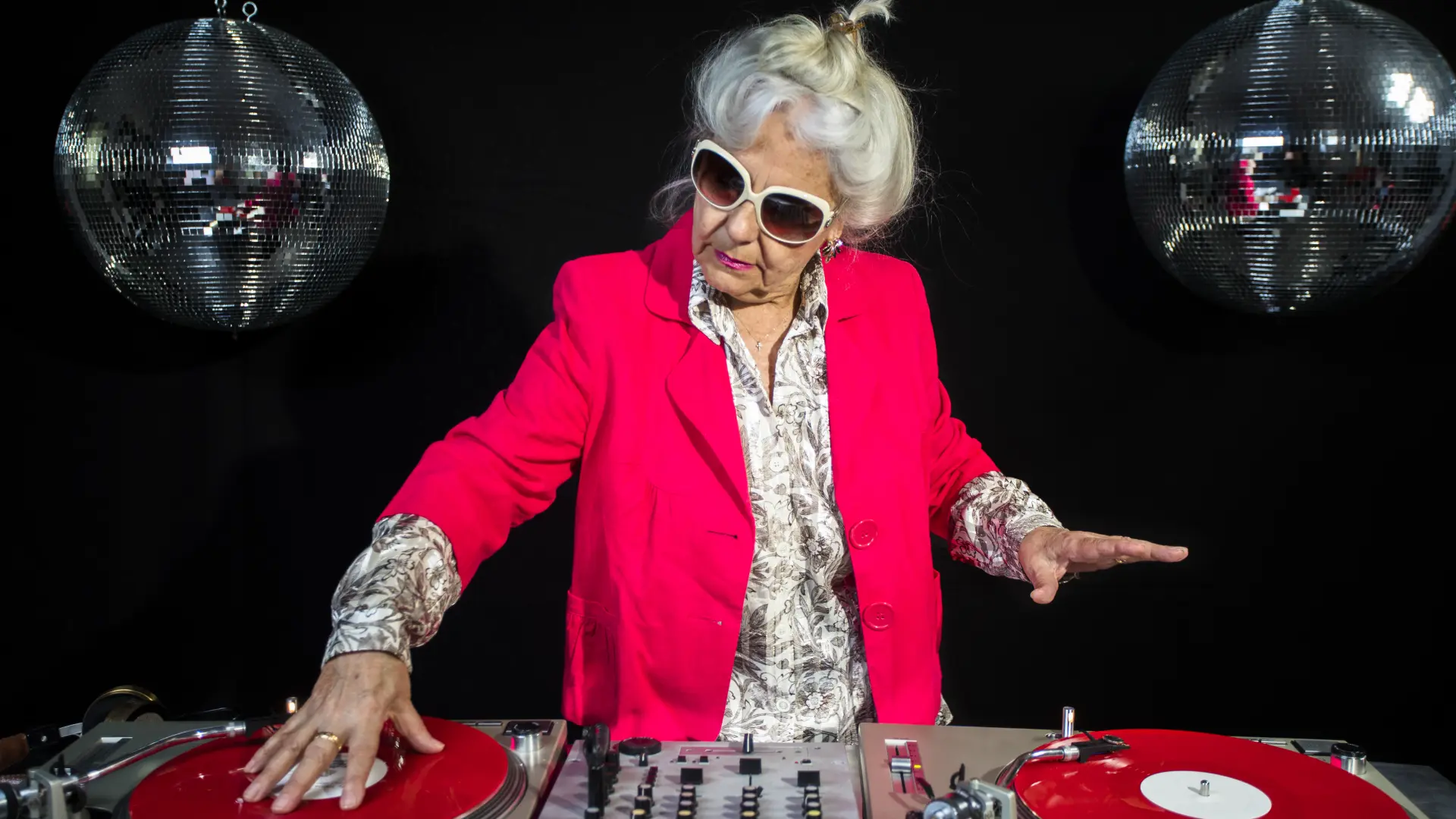 shutterstock_633042863 žurka baka baba slavlje di džej dj-6a43a14348373.webp