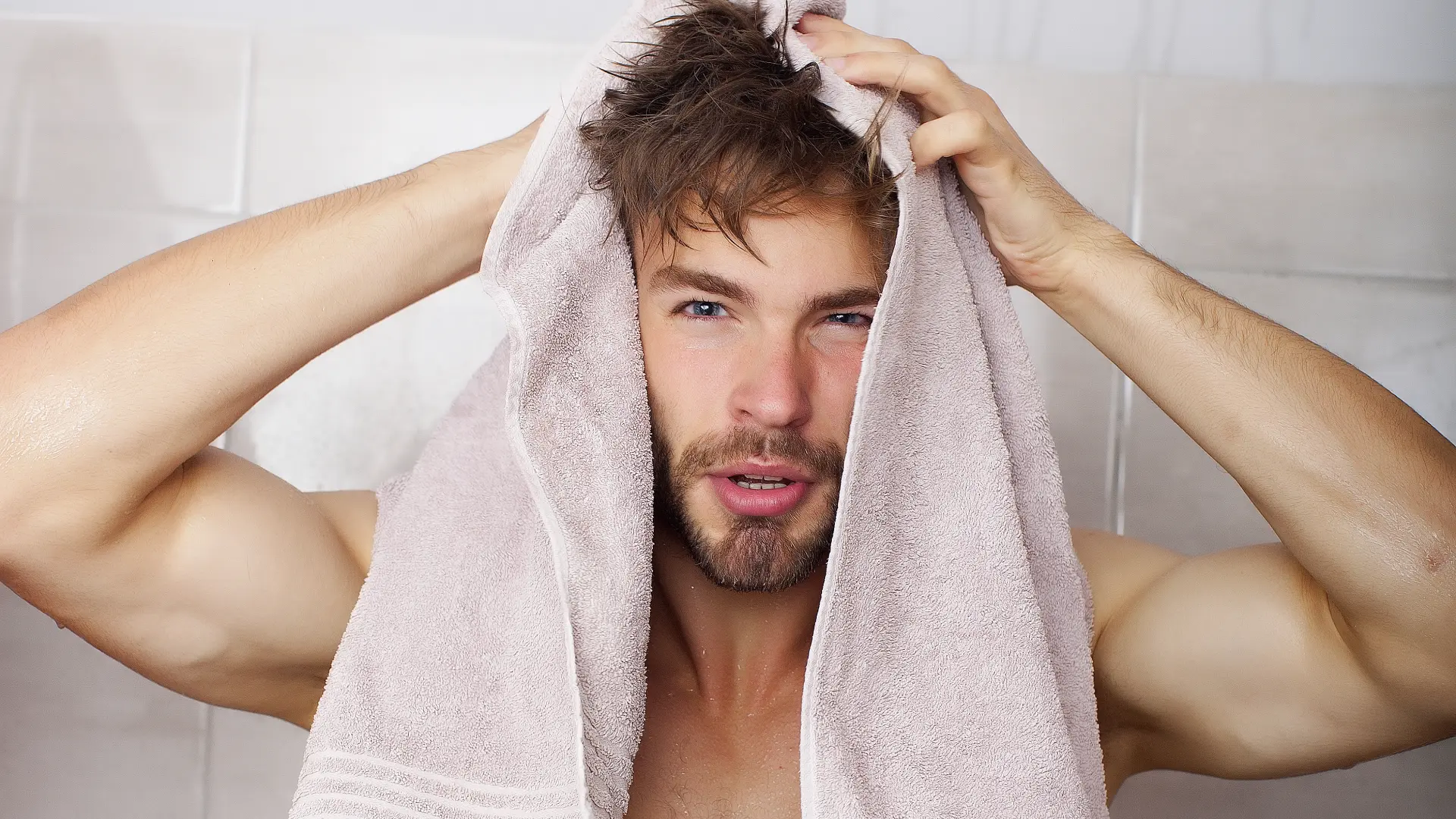 shutterstock_727011085 muškarac seksi telo peškir kosa kupanje higijena lice-6a2ad73403c95.webp