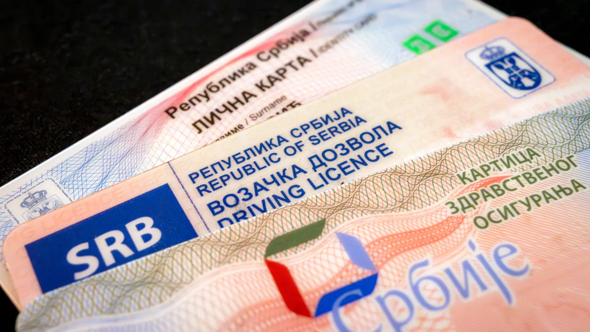 srpska lična karta pasoš zdravstvena knjižica shutterstock_2678274435-6a23d6d214e5a.webp