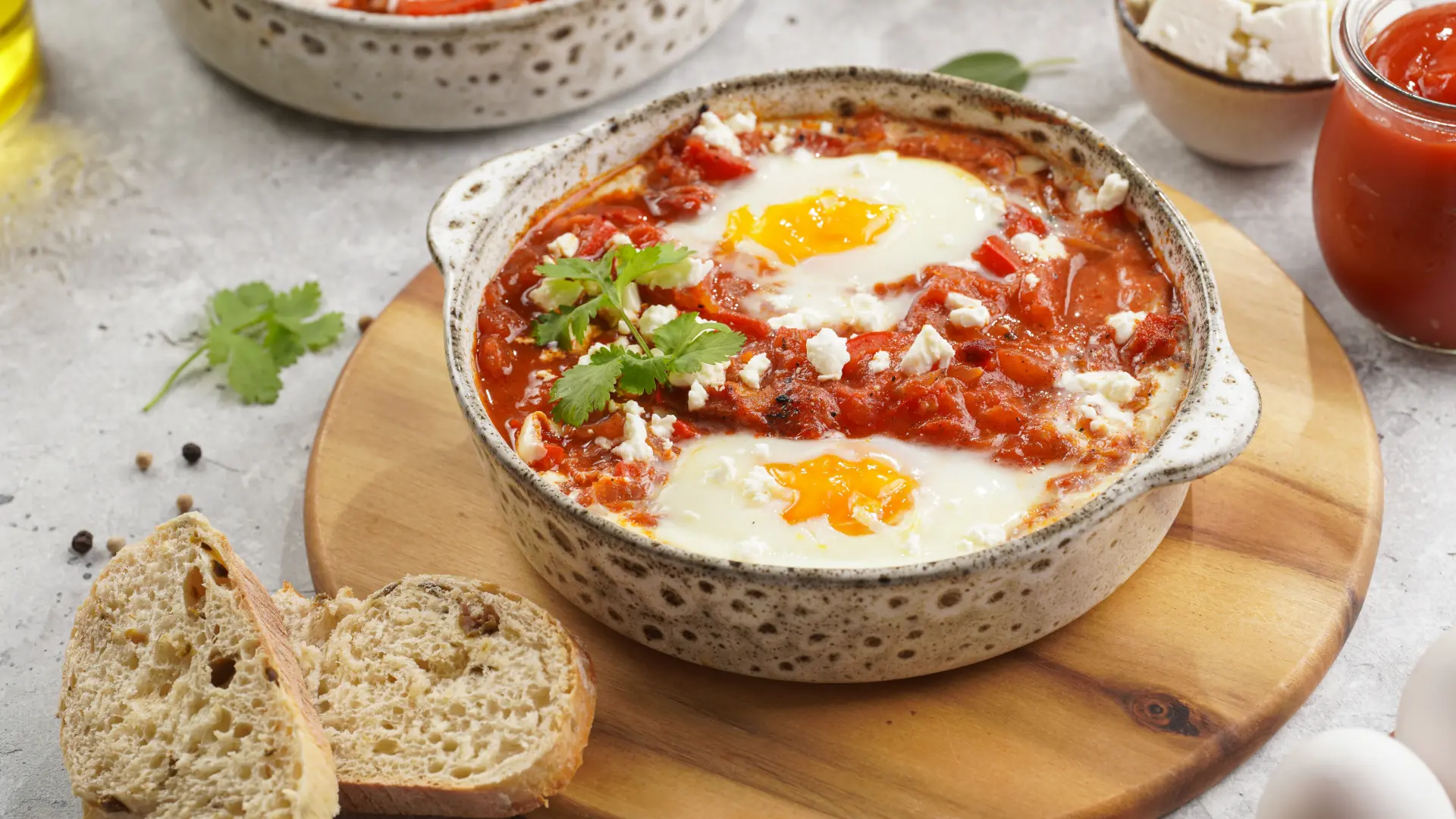 šakšuka jaja doručak ručak jelo hrana hleb shutterstock_2241736373-6a684eb536982.webp