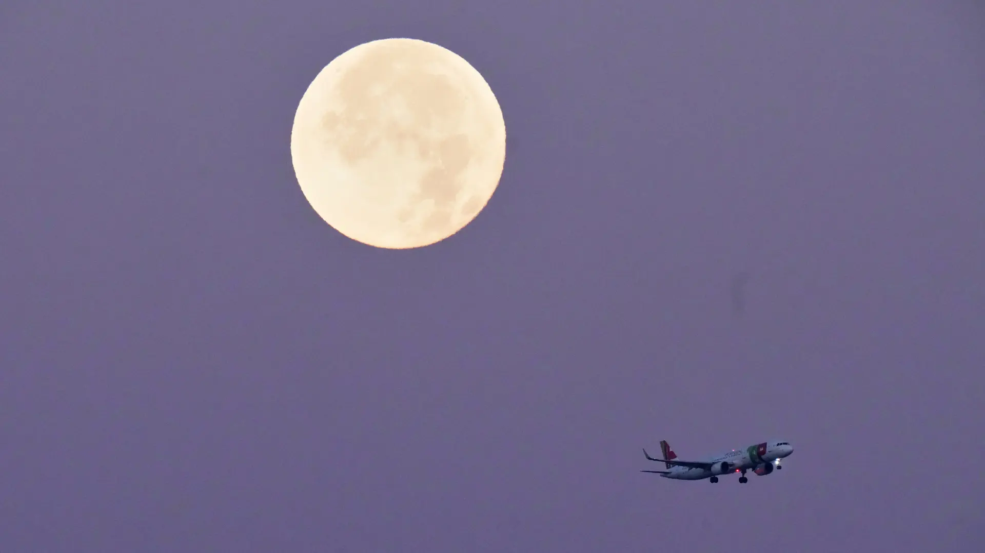 AP PhotoArmando Franca) avion mesec pun mesec-6a6b1ada26812.webp