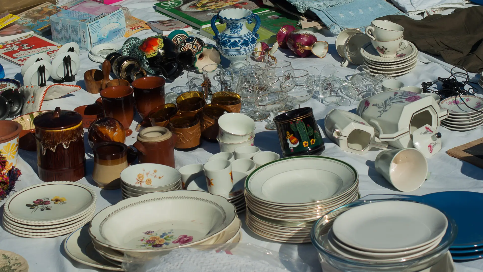 Buvljak prodaja predmeti stvari posuđe šolje tanjiri Pixabay-6a6a00dc676c3.webp
