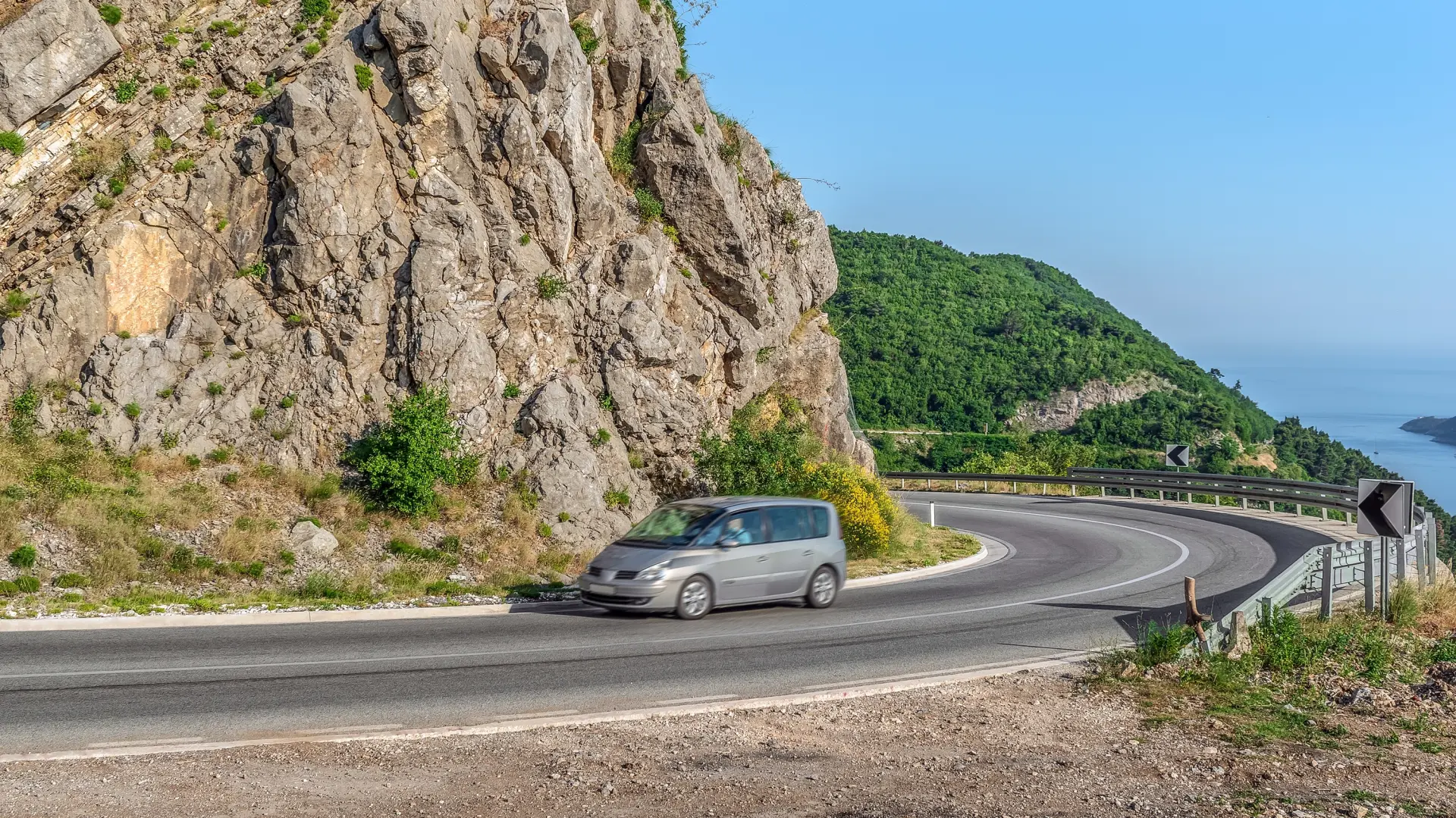 Crna Gora automobil Budva saobraćaj put shutterstock_2357355131-6a4cd860db4b0.webp