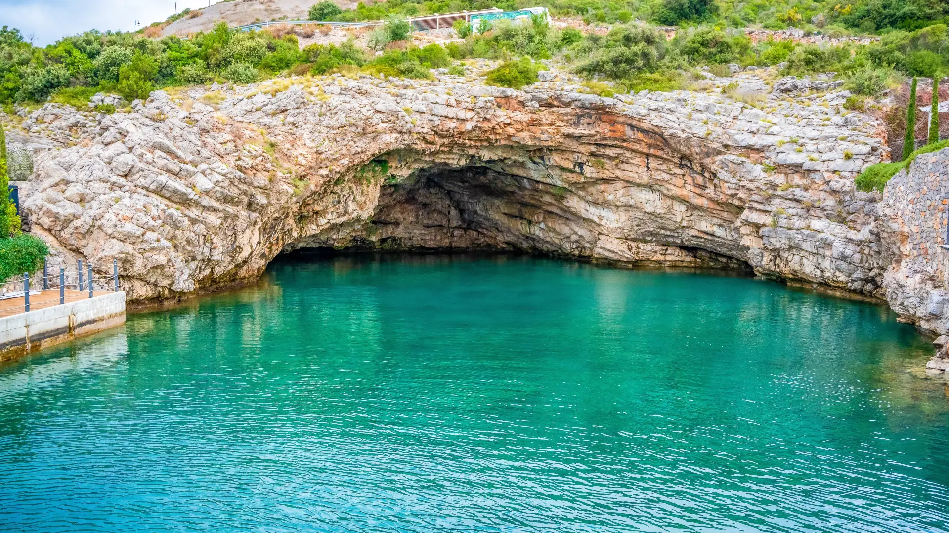 luštica plava pećinashutterstock_2580137845-6a538a64b9565.webp