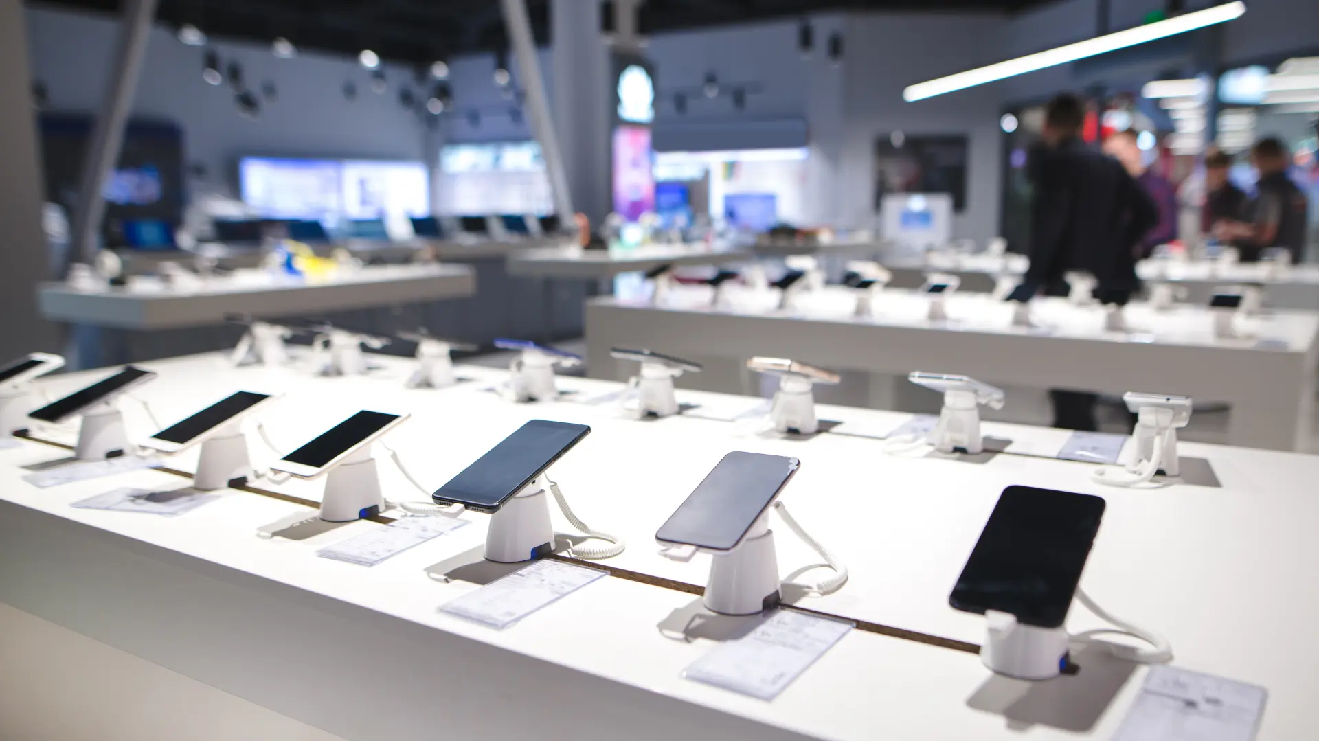 mobilni telefoni prodavnica elektronika tehnika shutterstock_1051249988-6a4e2694c2a09.webp