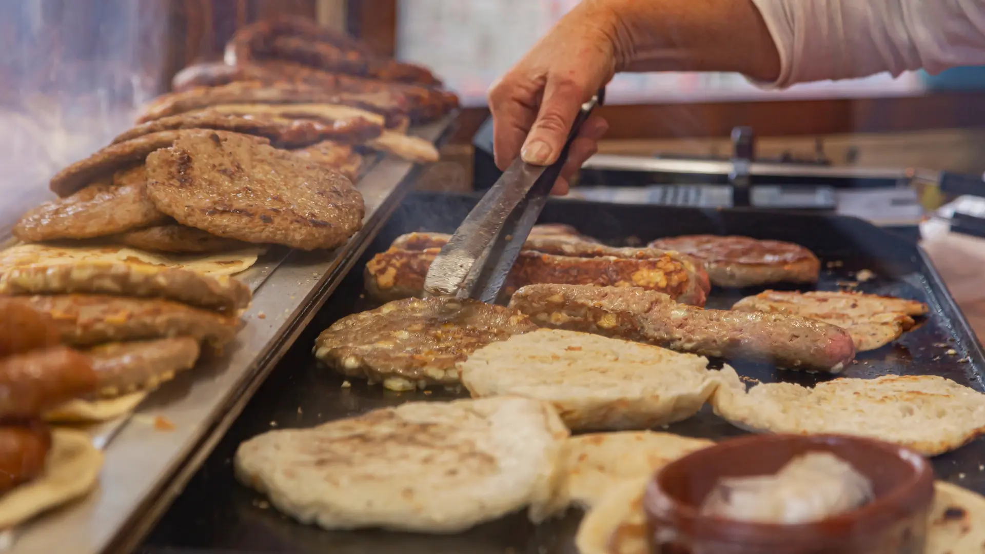 roštilj pljeskavice lepinje ćevapi meso shutterstock_2262325229-6a561fe321a77.webp