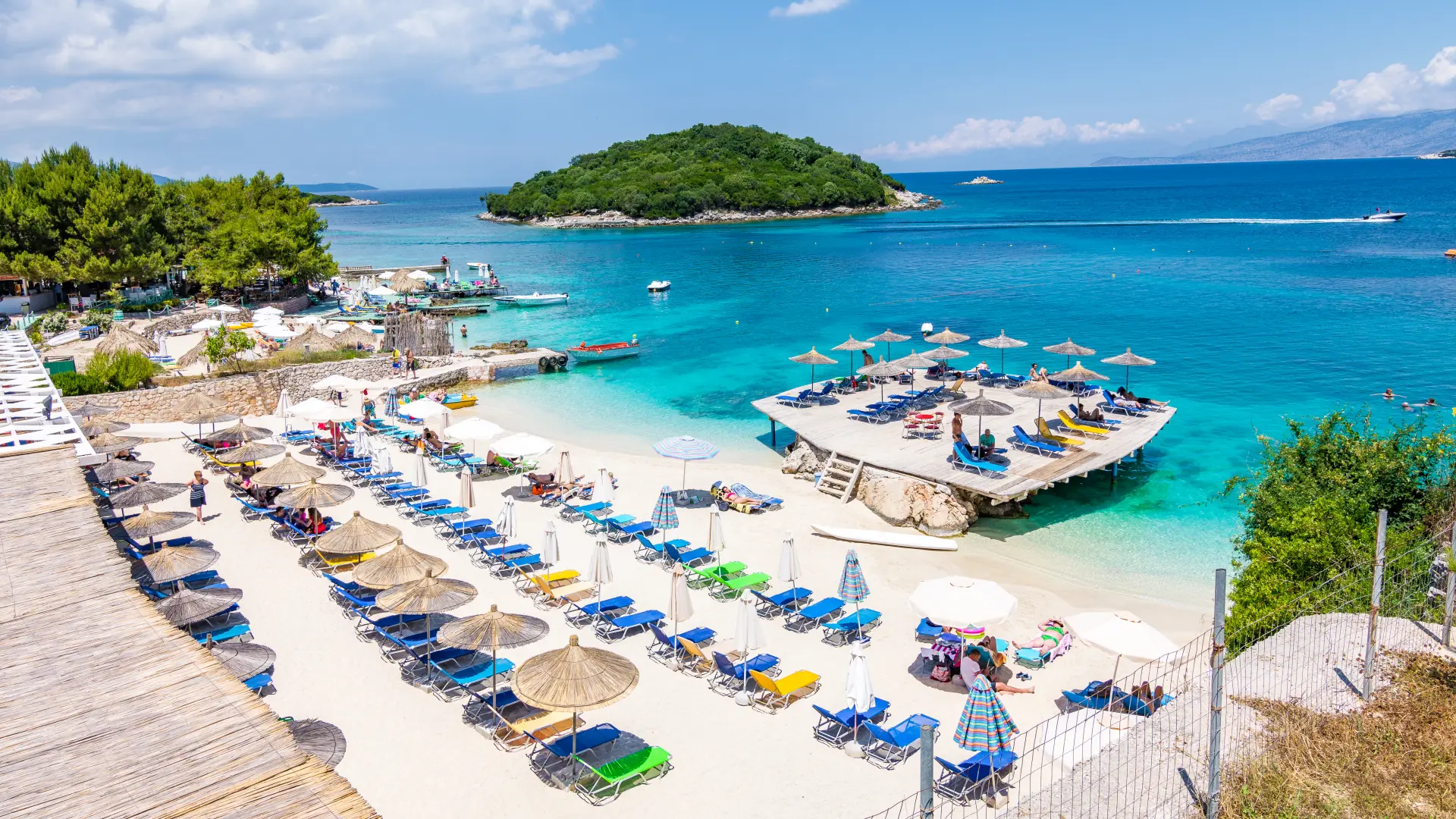 shutterstock_1184901235 ksamil albanija more plaža albania suncobran-6a61f36eee023.webp