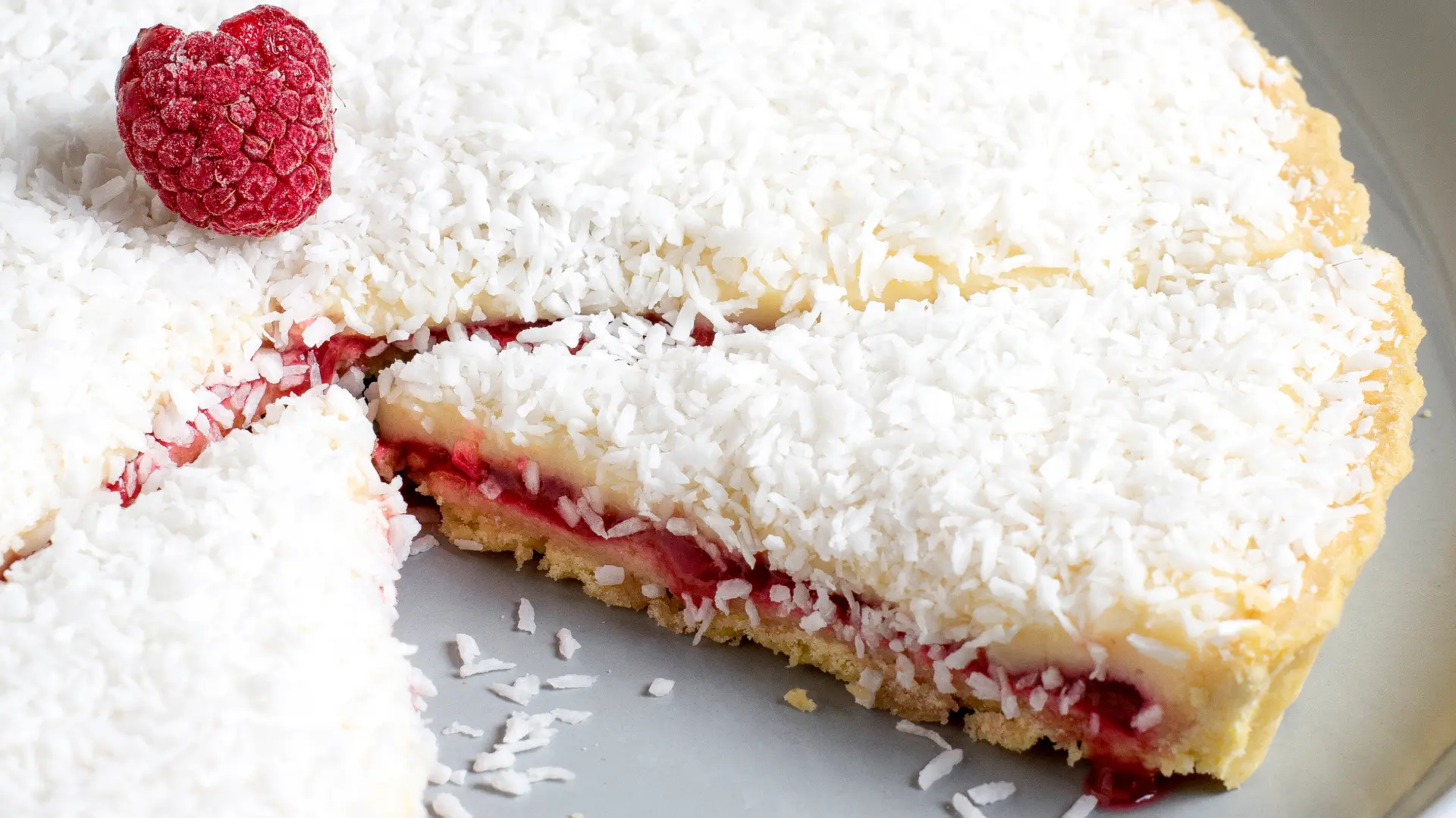 shutterstock_1380415619 torta kokos malina sa kokosom od kokosa-6a564d5733f19.webp