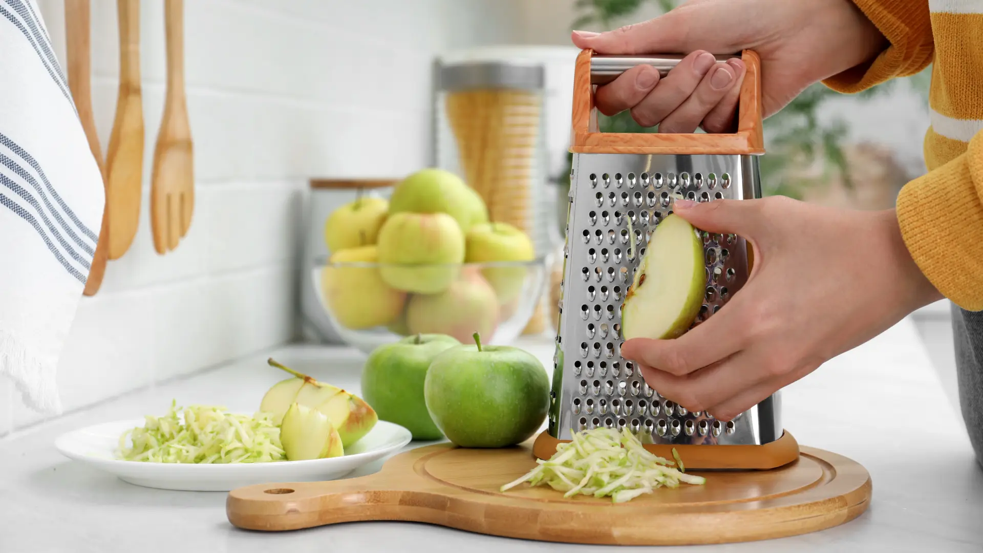 shutterstock_2057685623 rende jabuke pita sa jabukama voće kuhinja rendanje rendane jabuke-6a6cb9f69a03a.webp