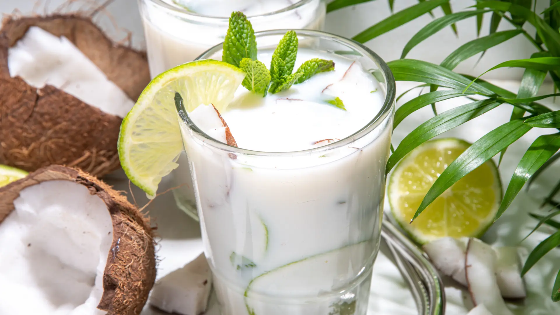 shutterstock_2135104227 limunada kokos sa kokosom limeta nana napitak-6a6cd1117b4d4.webp