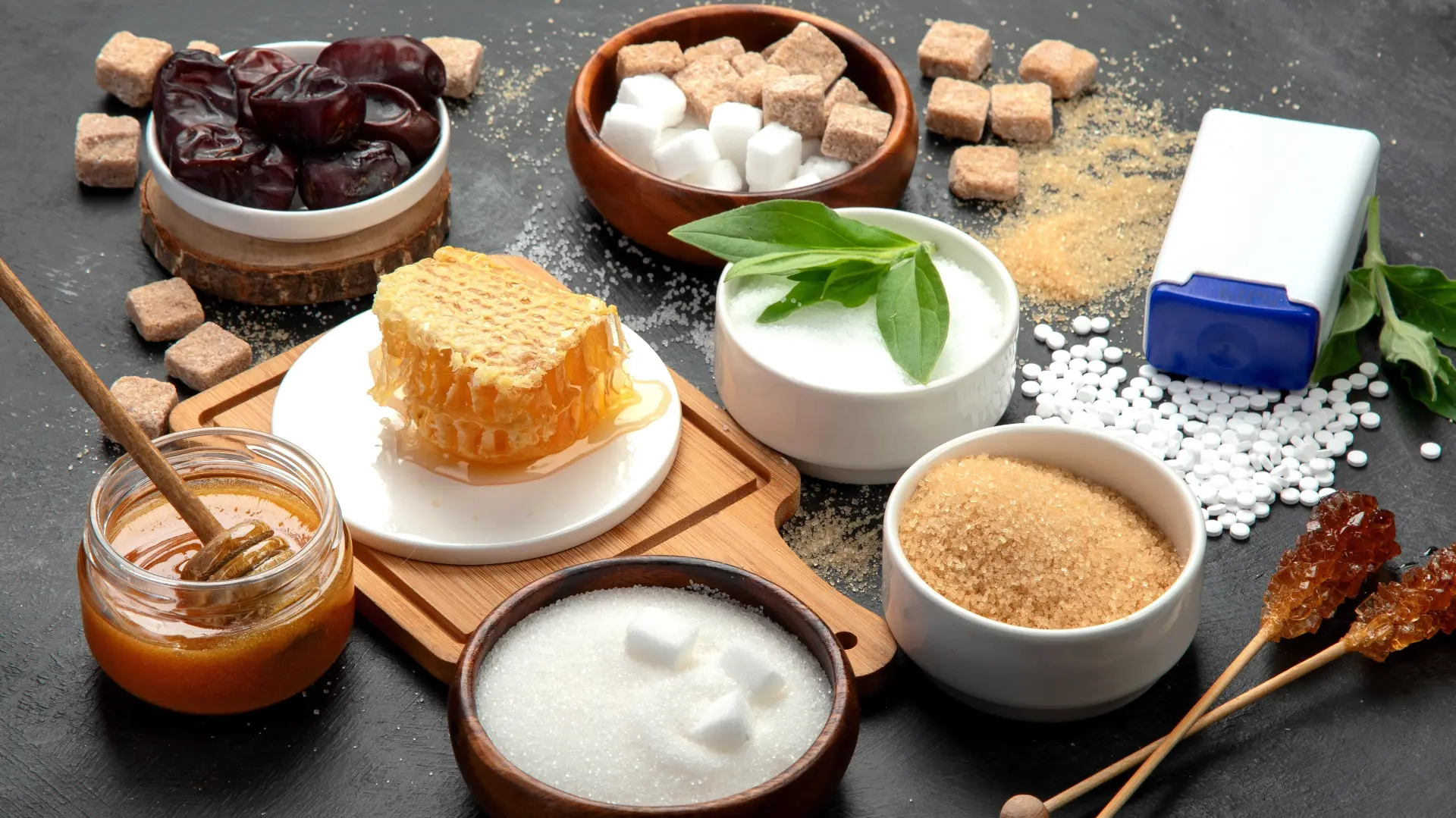 shutterstock_2176928859 šećer med honey prirodni veštački šećeri zaslađivači-6a55e5976f98b.webp