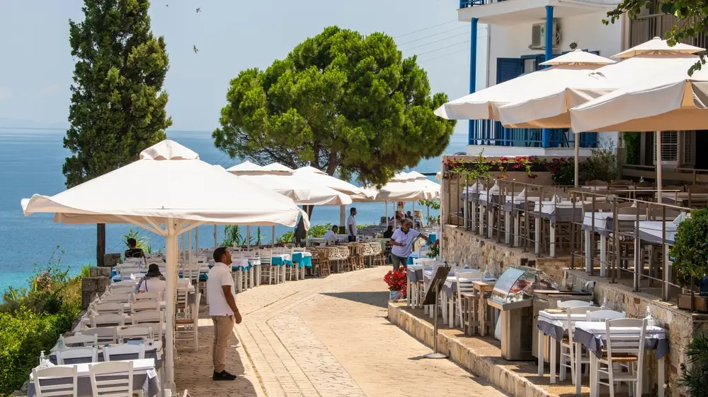 shutterstock_2187007687 Afitos, Grčka, Kasandra, letovanje, plaža, putovanja-6a48df3d135ba.webp