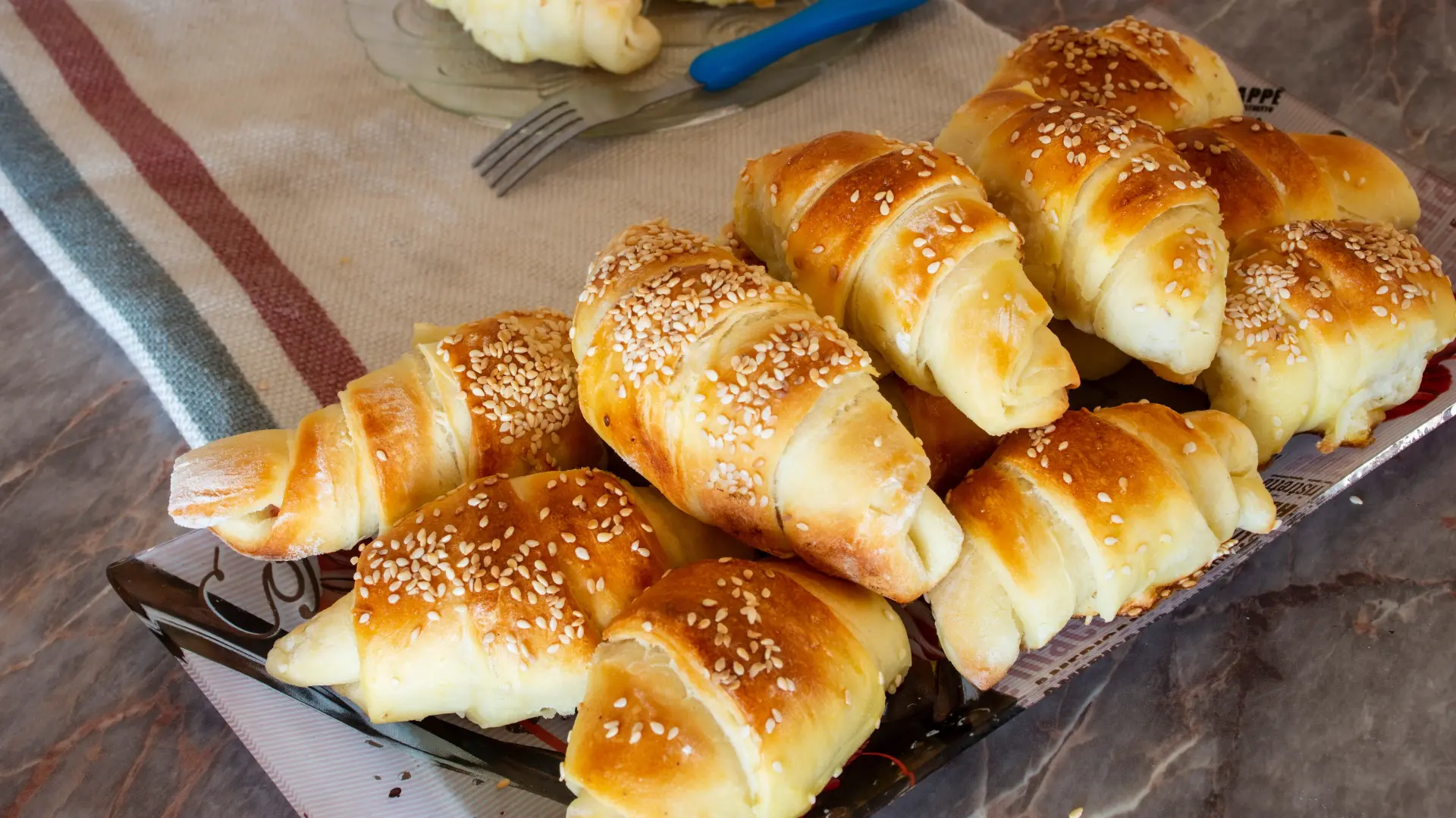 shutterstock_2238731489 domaće kiflice susam testo-6a5b3a4cbc9e5.webp