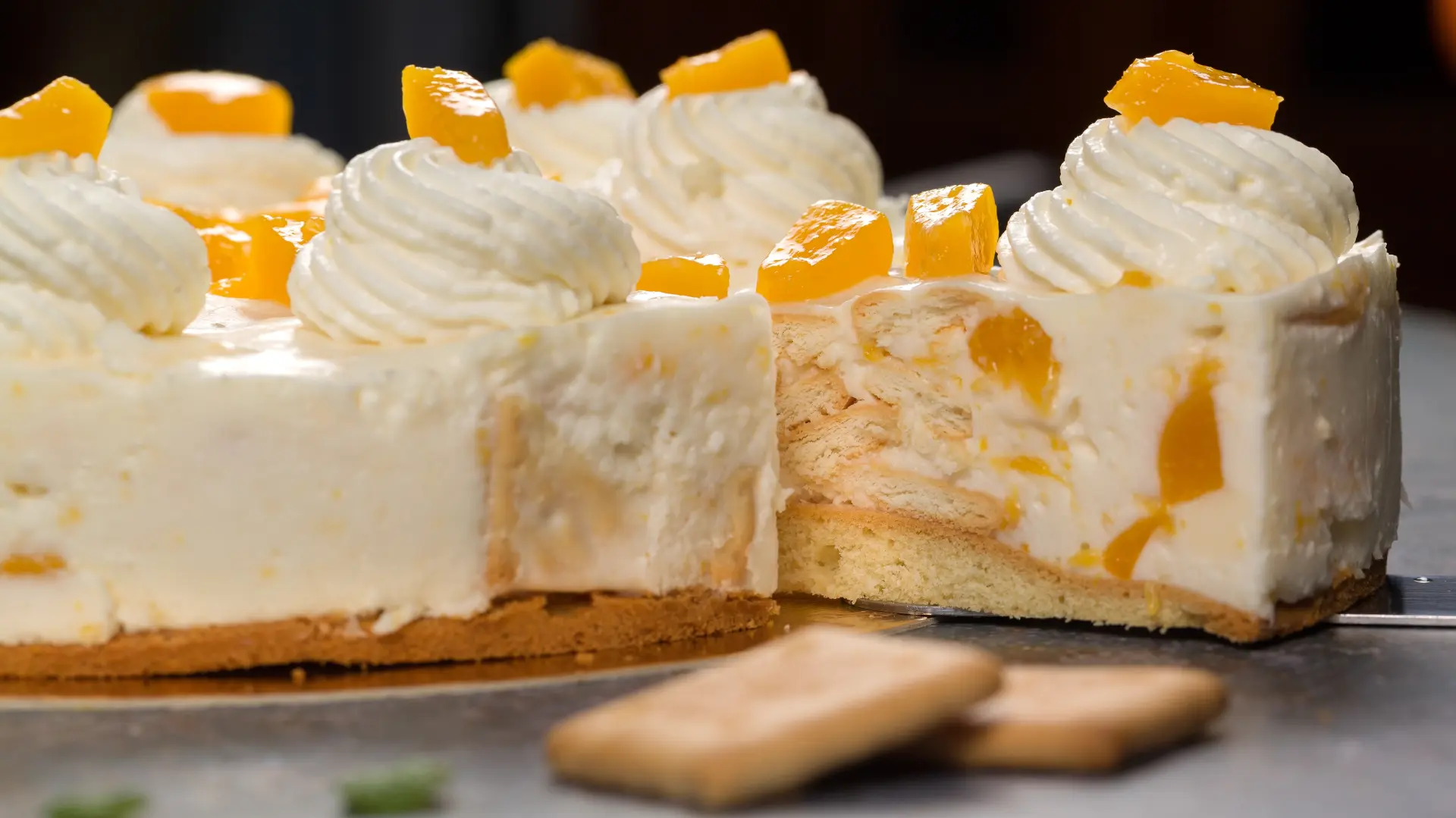 shutterstock_2293589183 sladoled torta sa breskvama-6a5e12707531e.webp