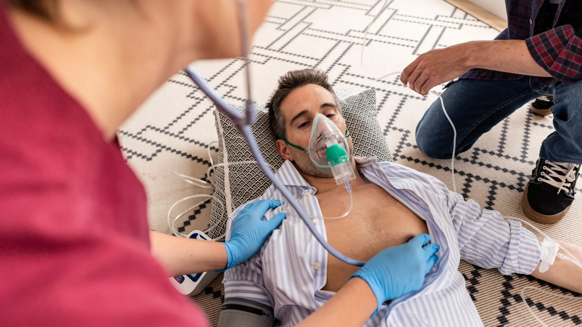 shutterstock_2297270707 toplotni udar hitna pomoć pozlilo napad infarkt moždani udar srčani udar loše zdravlje-6a6b746c043db.webp