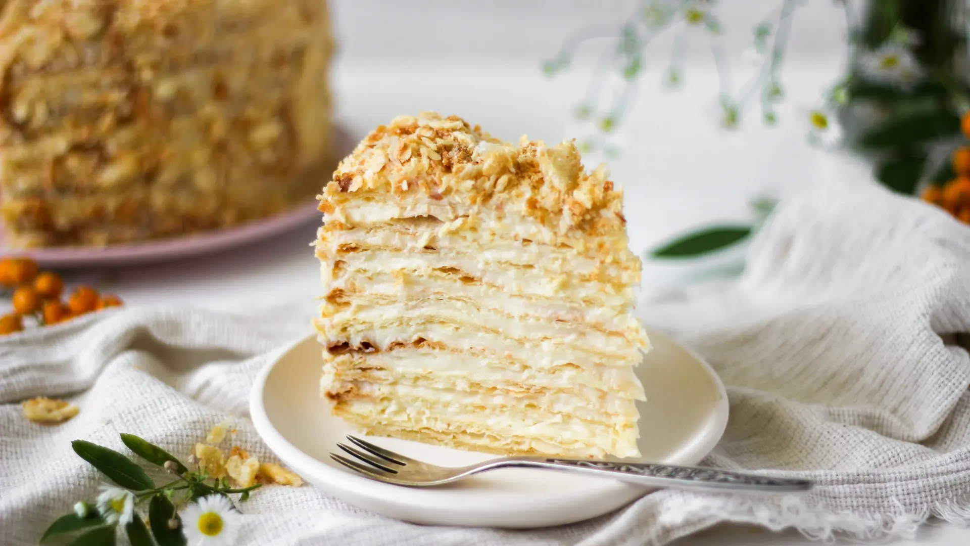 shutterstock_2343852993 Ruska torta mlečna devojka beli anđeo bela torta-6a5f28d0bb9e7.webp