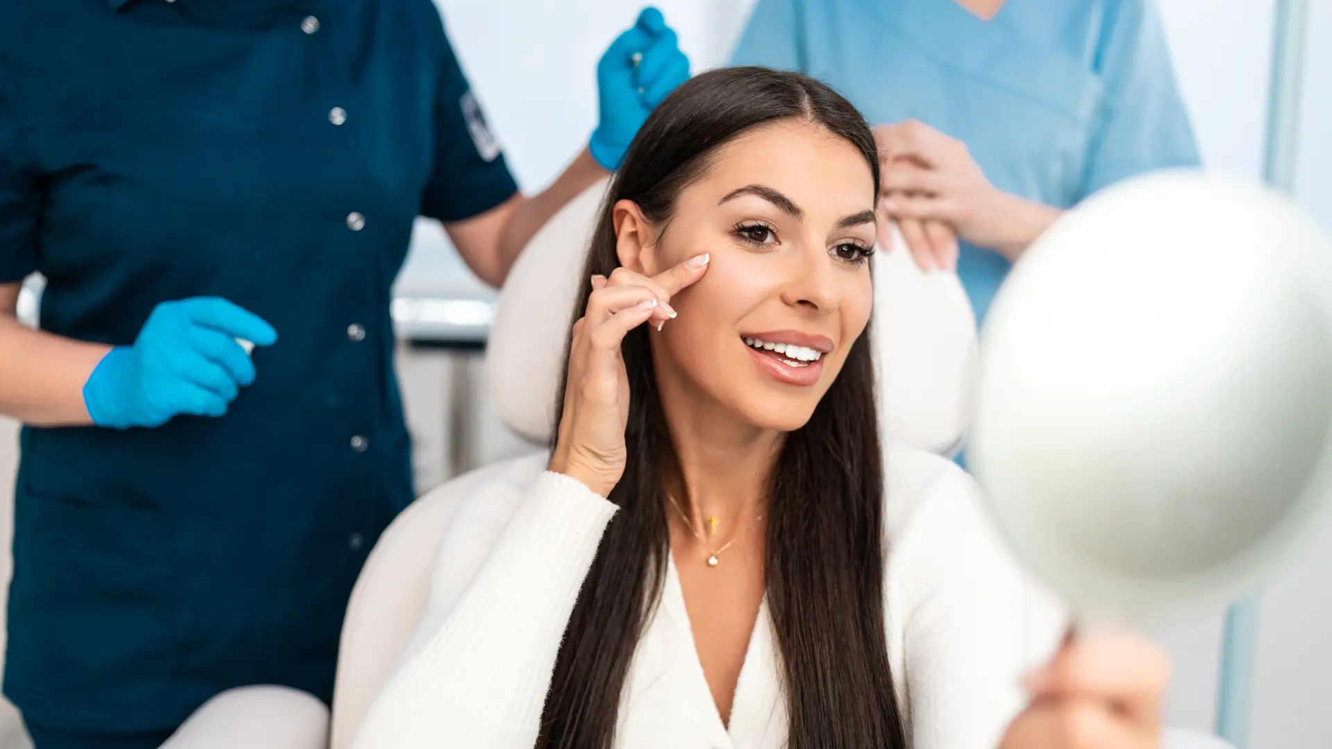 shutterstock_2362600419 botoks operacije zatezanje lice estetske korekcije operacije žena lepota lice nega lica bore starenje  koža jagodice fejs lifting-6a6c88386e605.webp