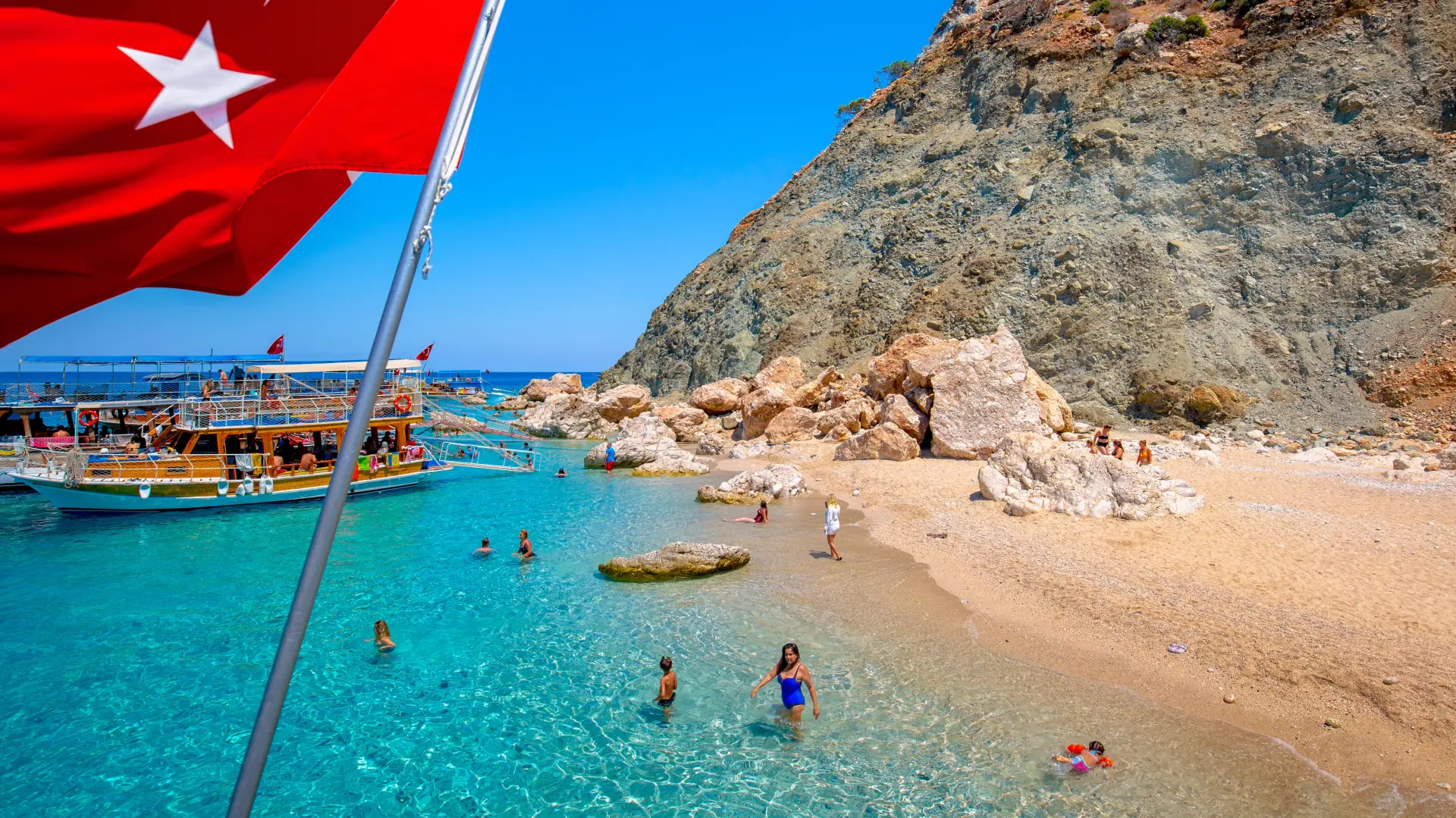 shutterstock_2399889329 antalija more plaža turska-6a5f420030f1f.webp