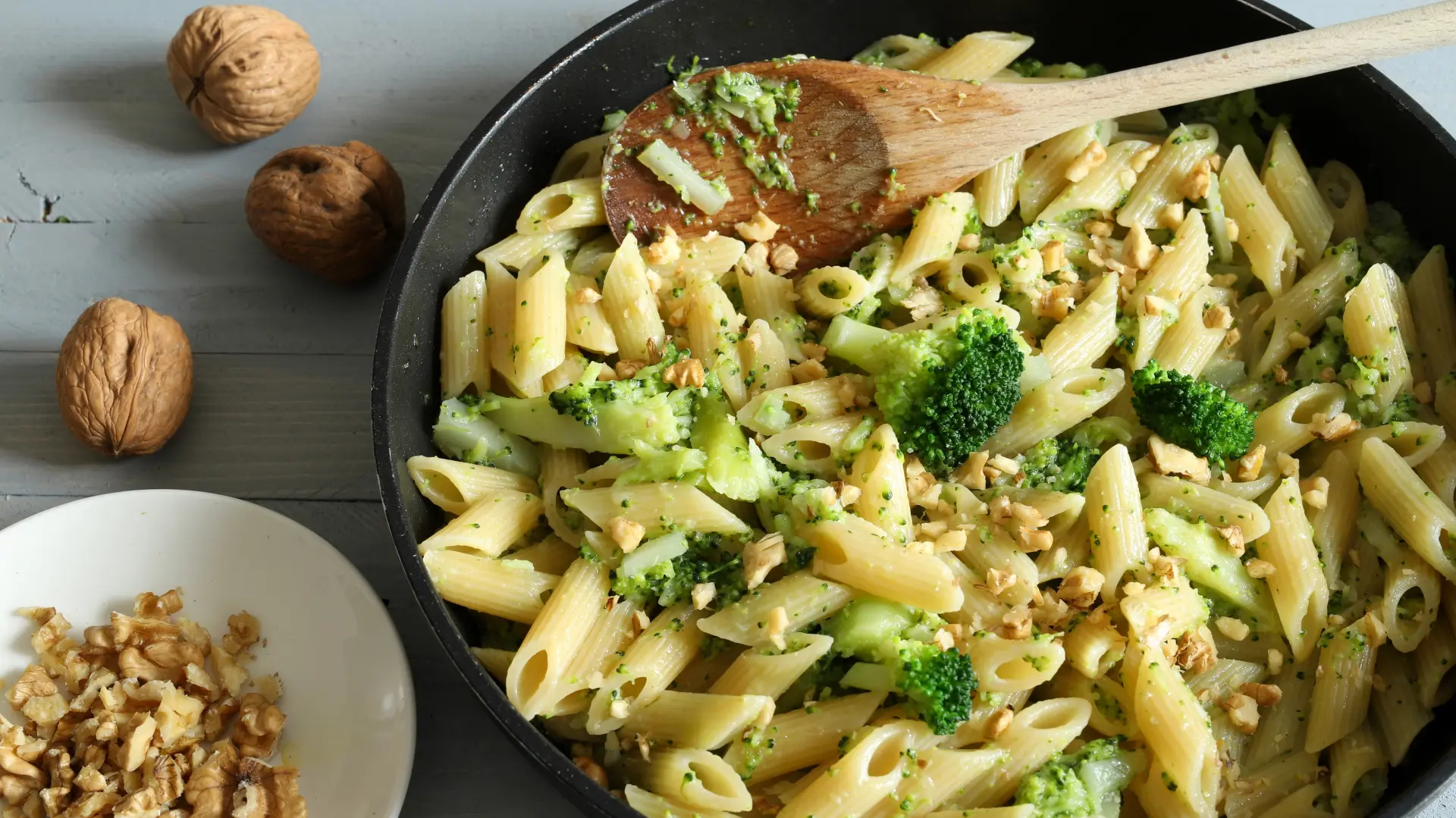 shutterstock_2600661855 testenina pasta brokoli orasi vege pasta vegetereijanska-6a5783a4691f0.webp