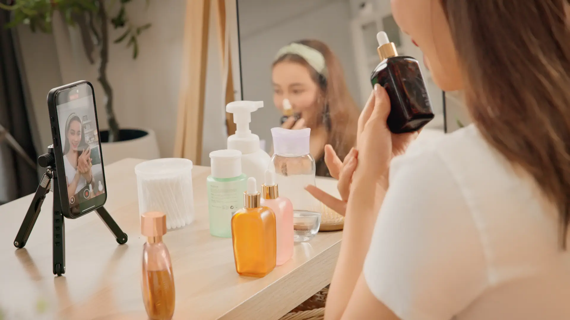 shutterstock_2617461283 skin care nega lica snimanje tiktok devojcica-6a4e8f3e94e1d.webp