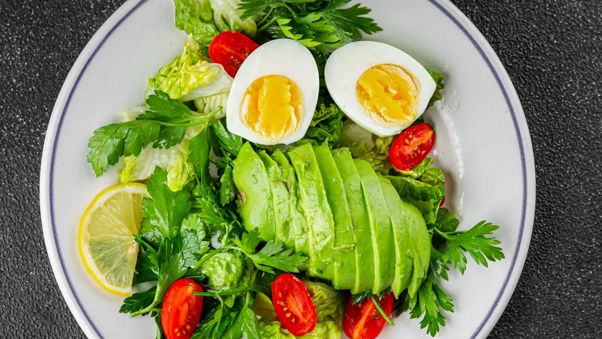 shutterstock_2619497445 avokado salata jaja čeri paradajz peršun dijeta-6a5f1bca8c098.webp